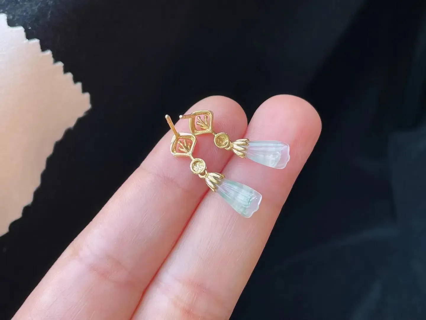 18K冰种荧光莲蓬耳坠 
种好冰透 玉质细腻 纯净清爽 款式简约时尚 精致亮丽