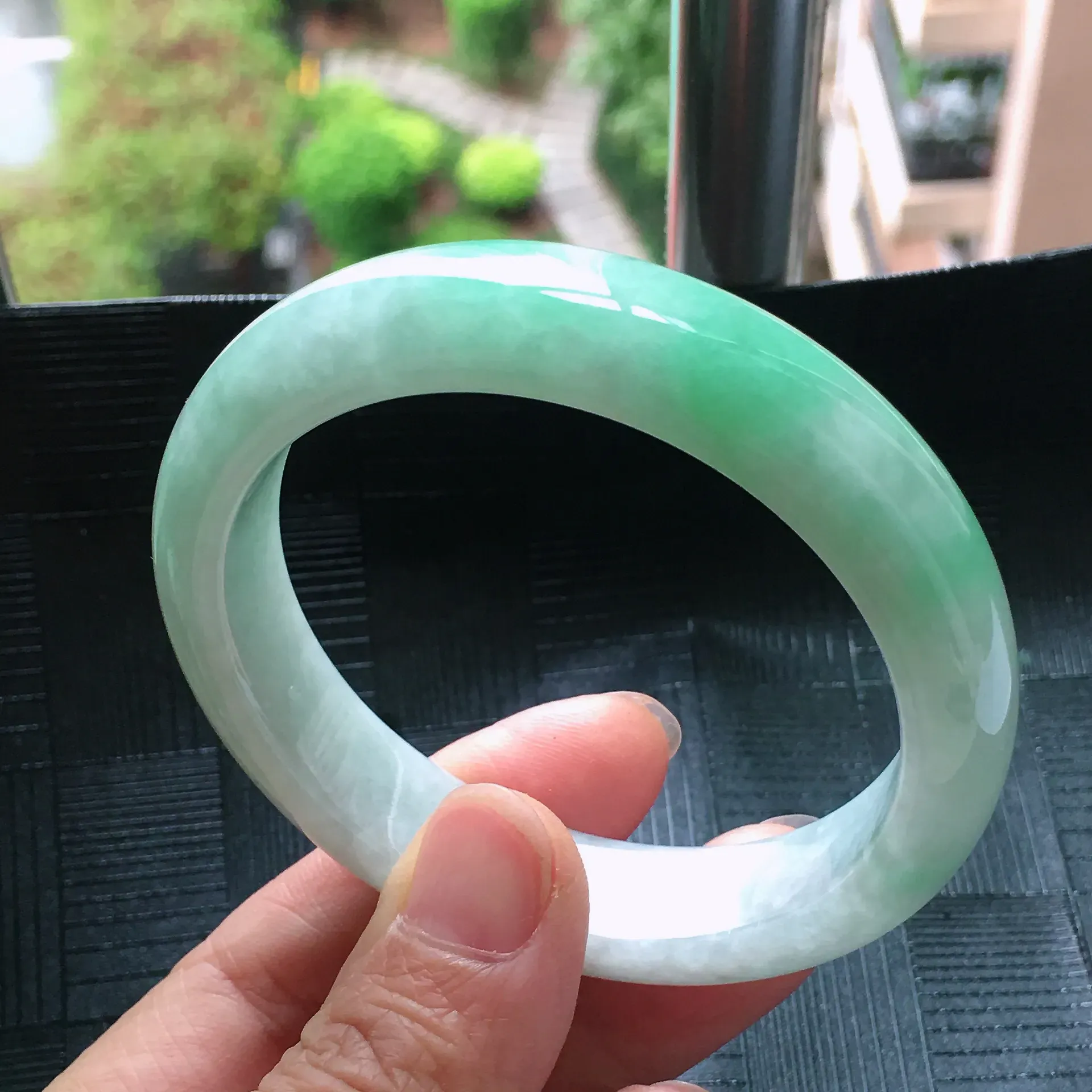 天然A货翡翠飘绿宽边正圈手镯圈口56.3mm种水好玉质细腻温润