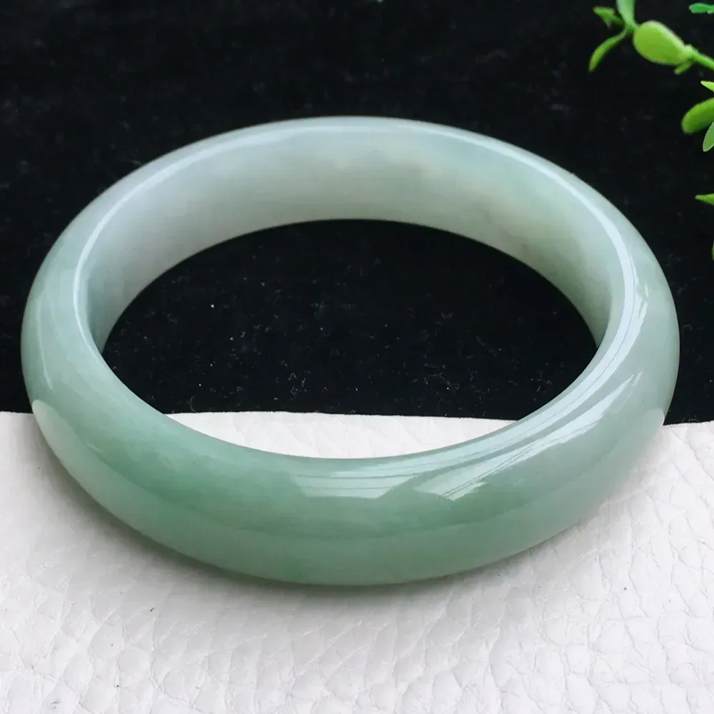 自然光拍摄，精美胶感淡雅57mm宽边玉镯 翡翠福镯，种水足 玉质细腻 色泽清新自然 端庄大气 佩戴优雅大方！zjf尺寸:57*14*7.7mm