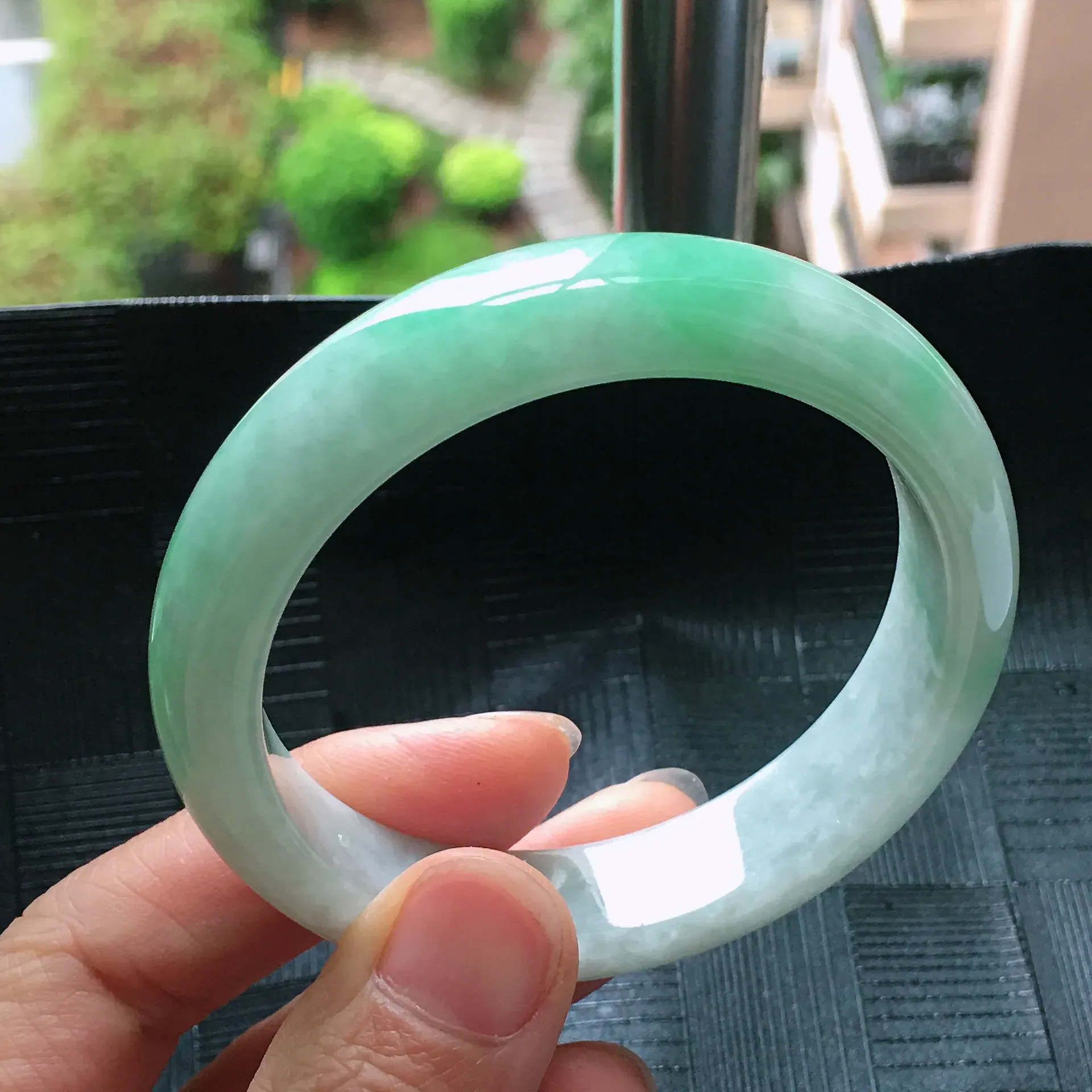 天然A货翡翠飘绿宽边正圈手镯圈口56.3mm种水好玉质细腻温润