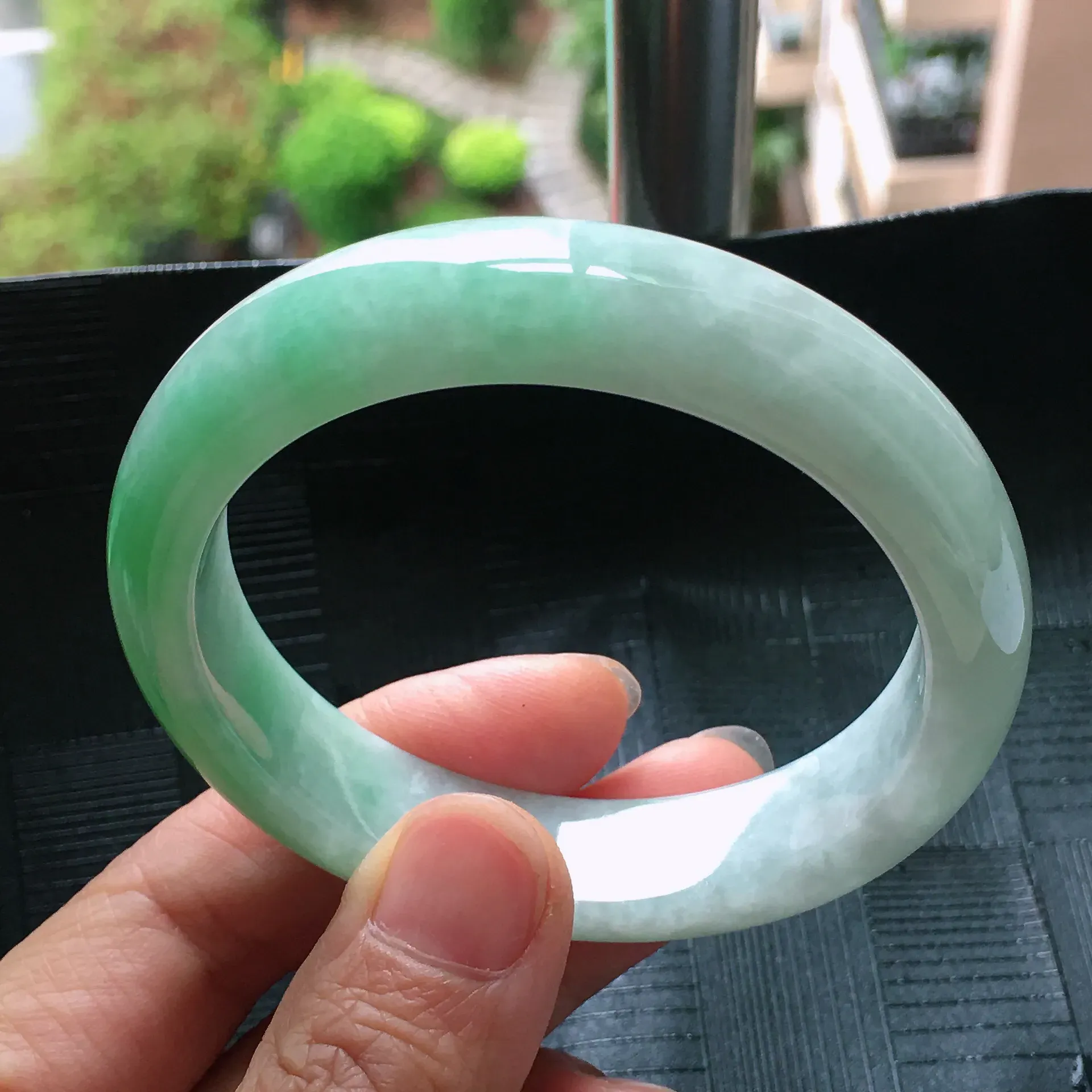 天然A货翡翠飘绿宽边正圈手镯圈口56.3mm种水好玉质细腻温润