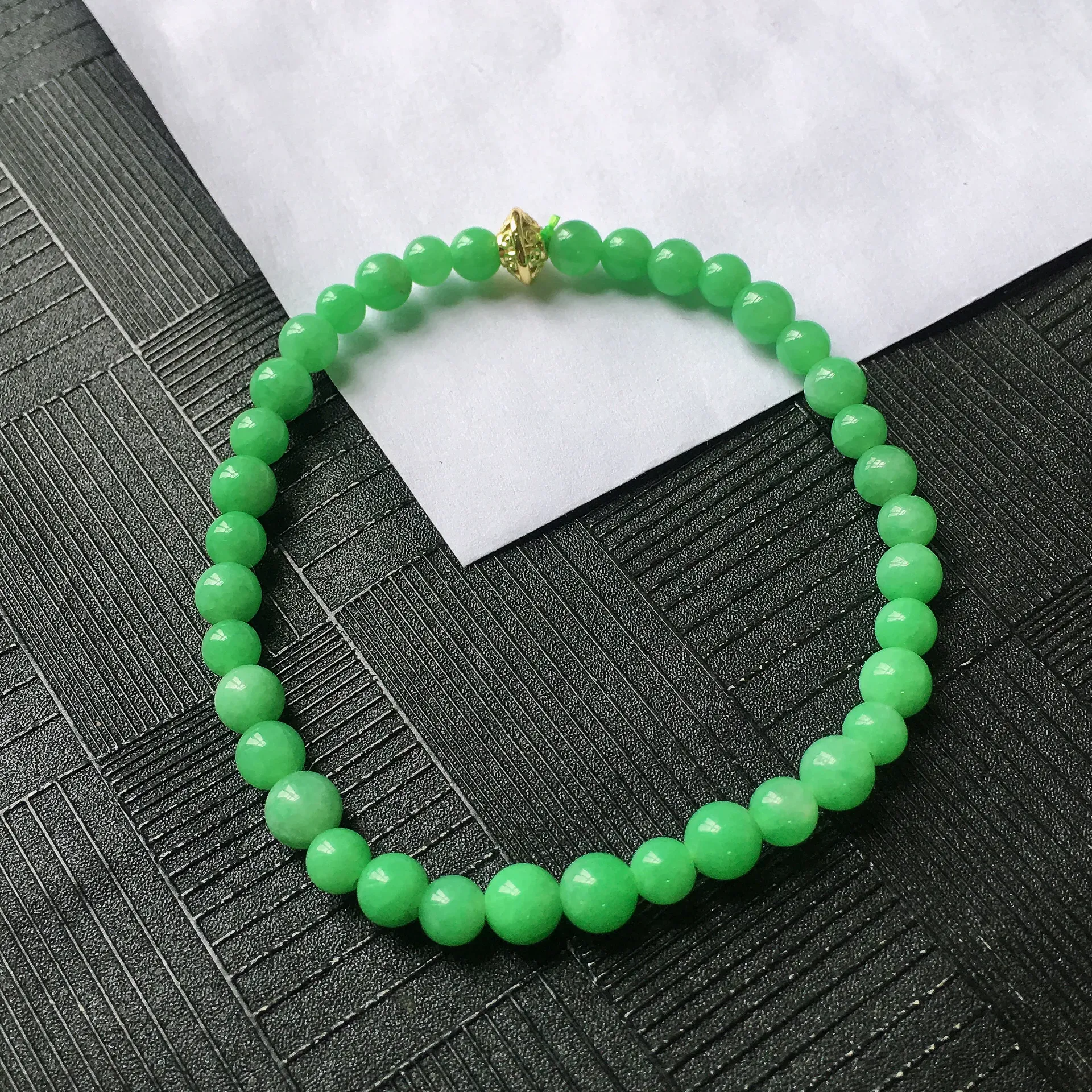 天然A货翡翠满绿圆珠手链，种水好玉质细腻温润，颜色漂亮。尺寸：取大 5.4mm 取小 4.1mm