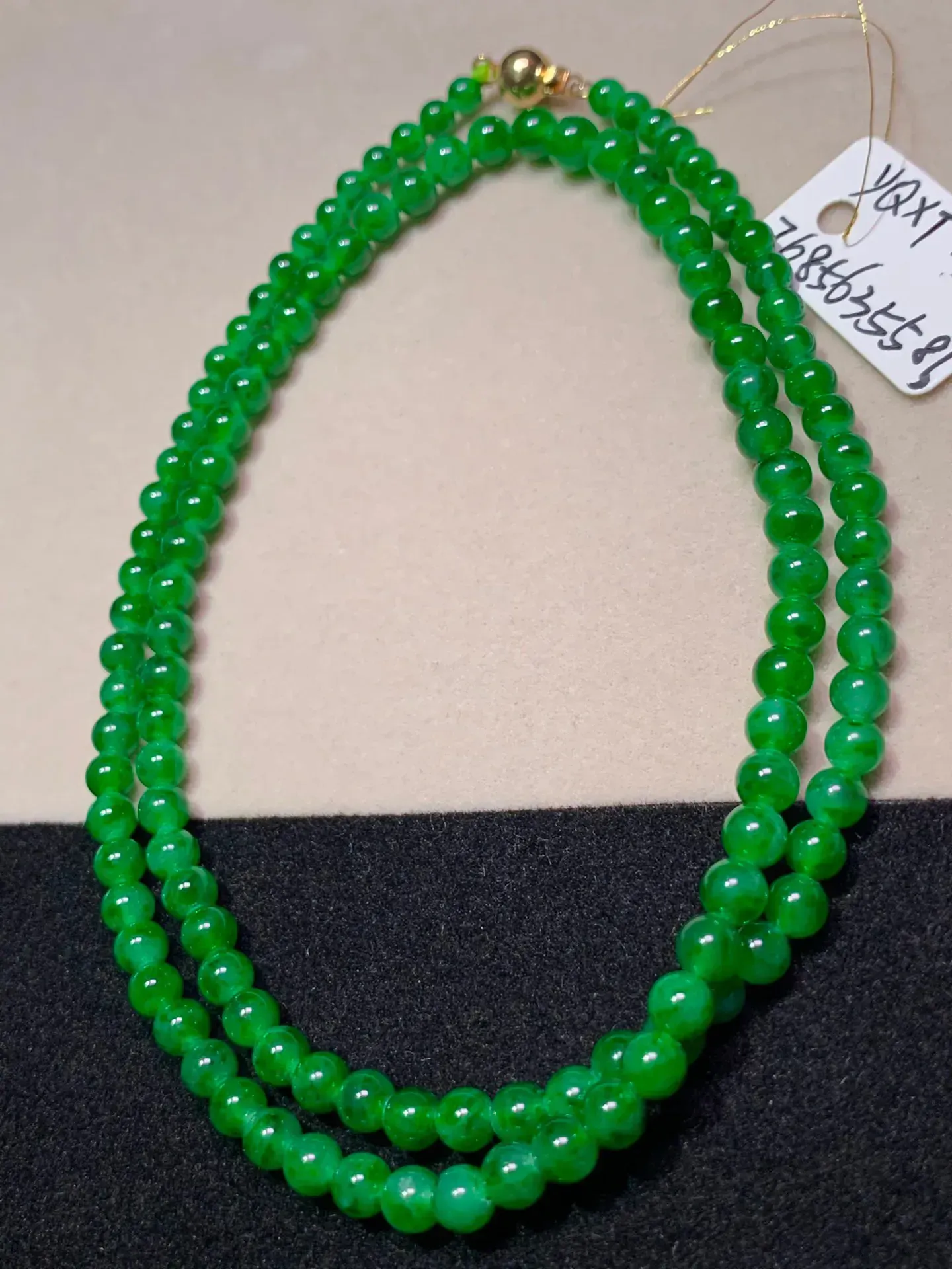 冰种辣绿珠子项链，直径:4.4mm  119颗   色泽艳丽 玉质水润  底色清爽 款式时尚  精致