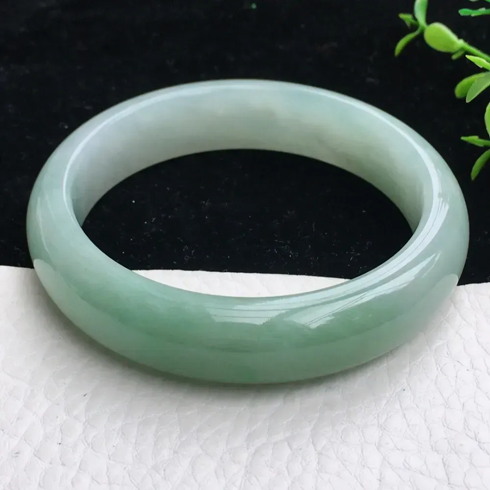 自然光拍摄，精美胶感淡雅57mm宽边玉镯 翡翠福镯，种水足 玉质细腻 色泽清新自然 端庄大气 佩戴优雅大方！zjf尺寸:57*14*7.7mm