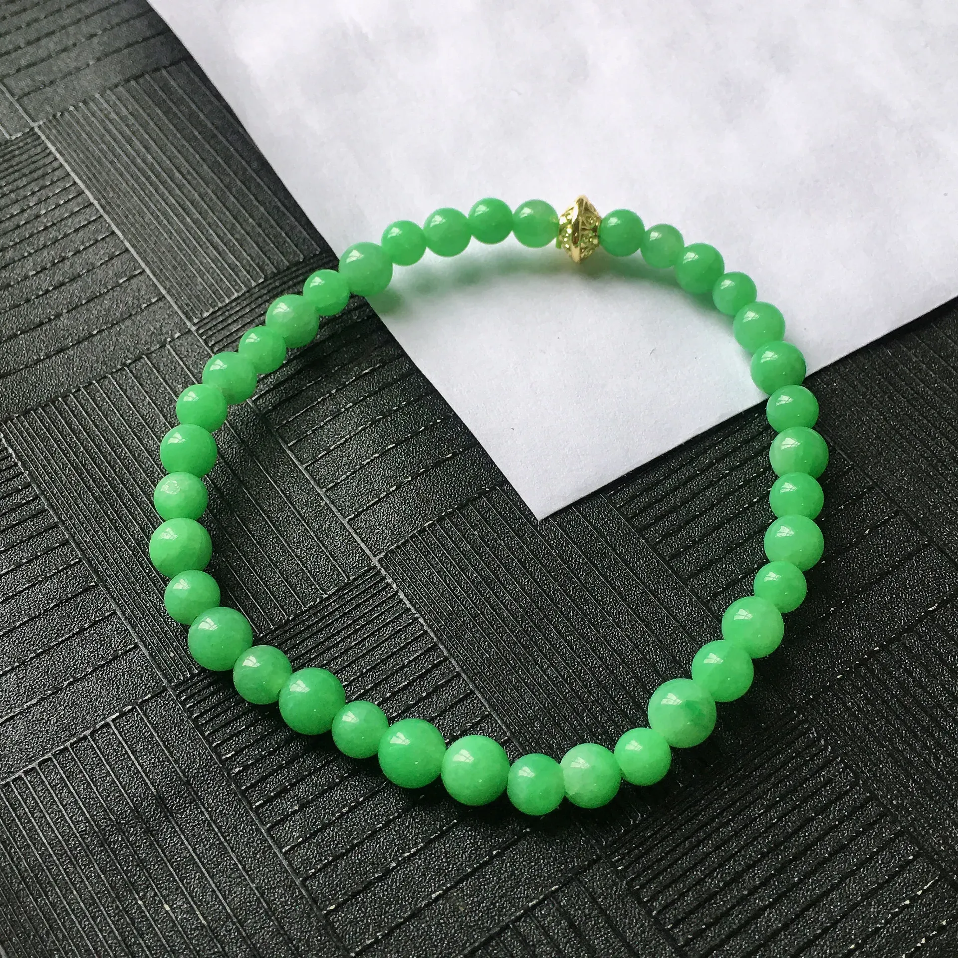 天然A货翡翠满绿圆珠手链，种水好玉质细腻温润，颜色漂亮。尺寸：取大 5.4mm 取小 4.1mm