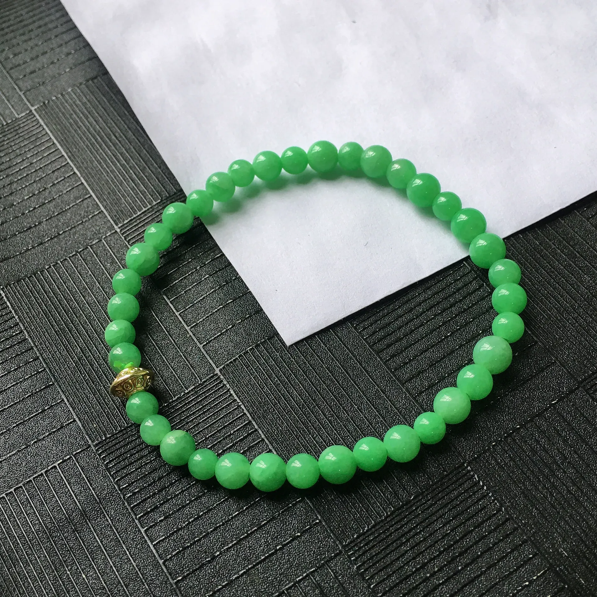 天然A货翡翠满绿圆珠手链，种水好玉质细腻温润，颜色漂亮。尺寸：取大 5.4mm 取小 4.1mm