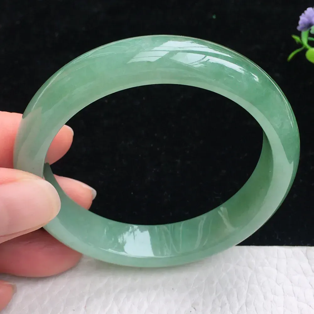 自然光拍摄，精美双彩胶感56mm宽边玉镯 翡翠福镯，种水足 玉质细腻 色泽鲜亮 端庄大气 佩戴优雅大方！zjf 尺寸:56*12.9*7.6mm
