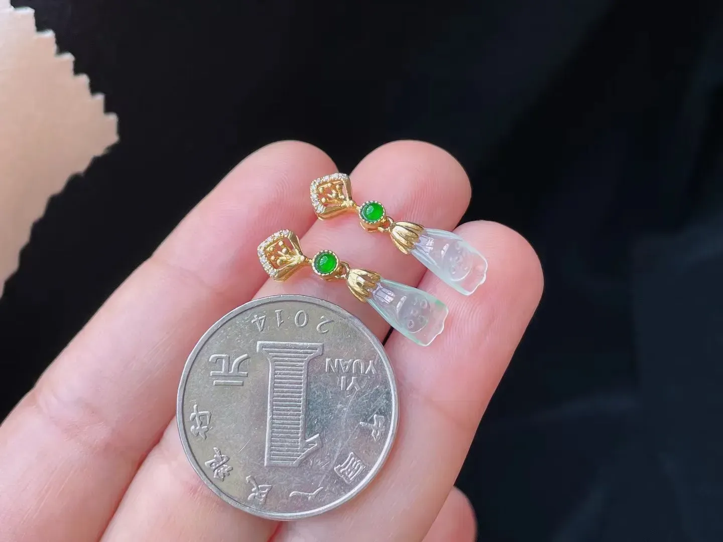 18K冰种荧光莲蓬耳坠 
种好冰透 玉质细腻 纯净清爽 款式简约时尚 精致亮丽