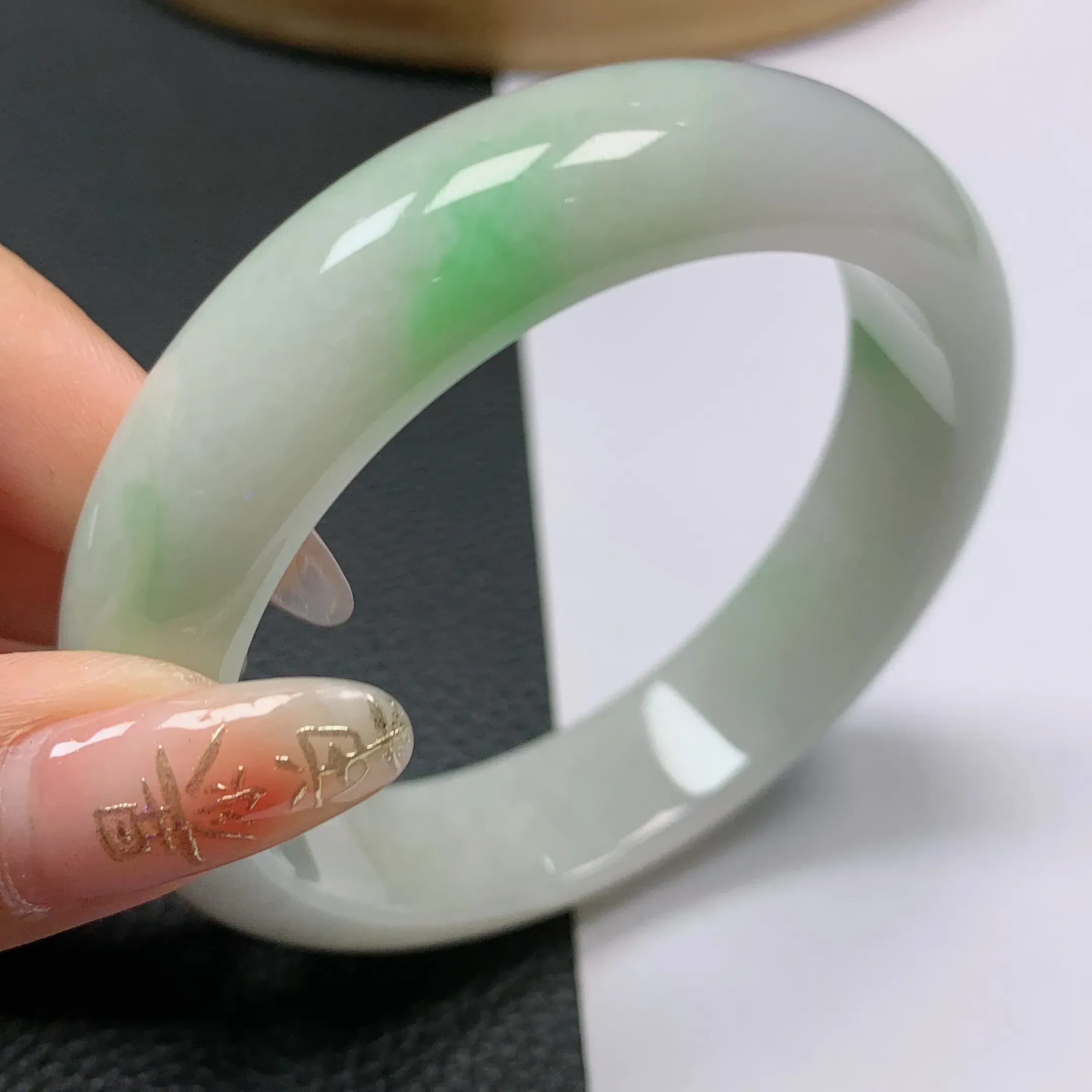 水润飘绿正圈手镯54.9mm，底子细腻，。色彩鲜艳，清爽秀气，水润迷人，上手夺目迷人 。。