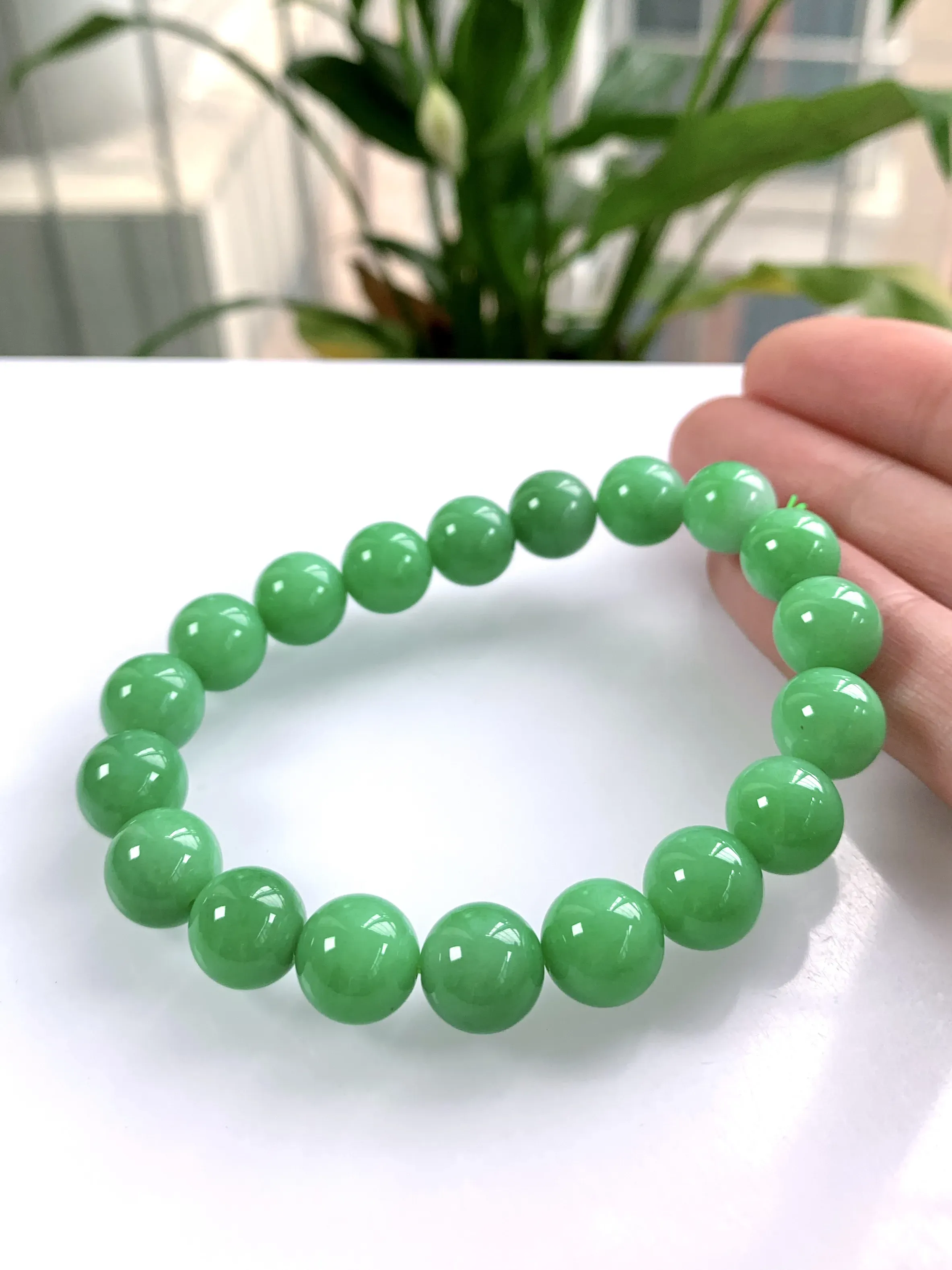 自然光实拍，缅甸天然翡翠A货，冰润满绿阳绿圆珠手串手链，尺寸：10.3mm/19颗，重量：36.11g