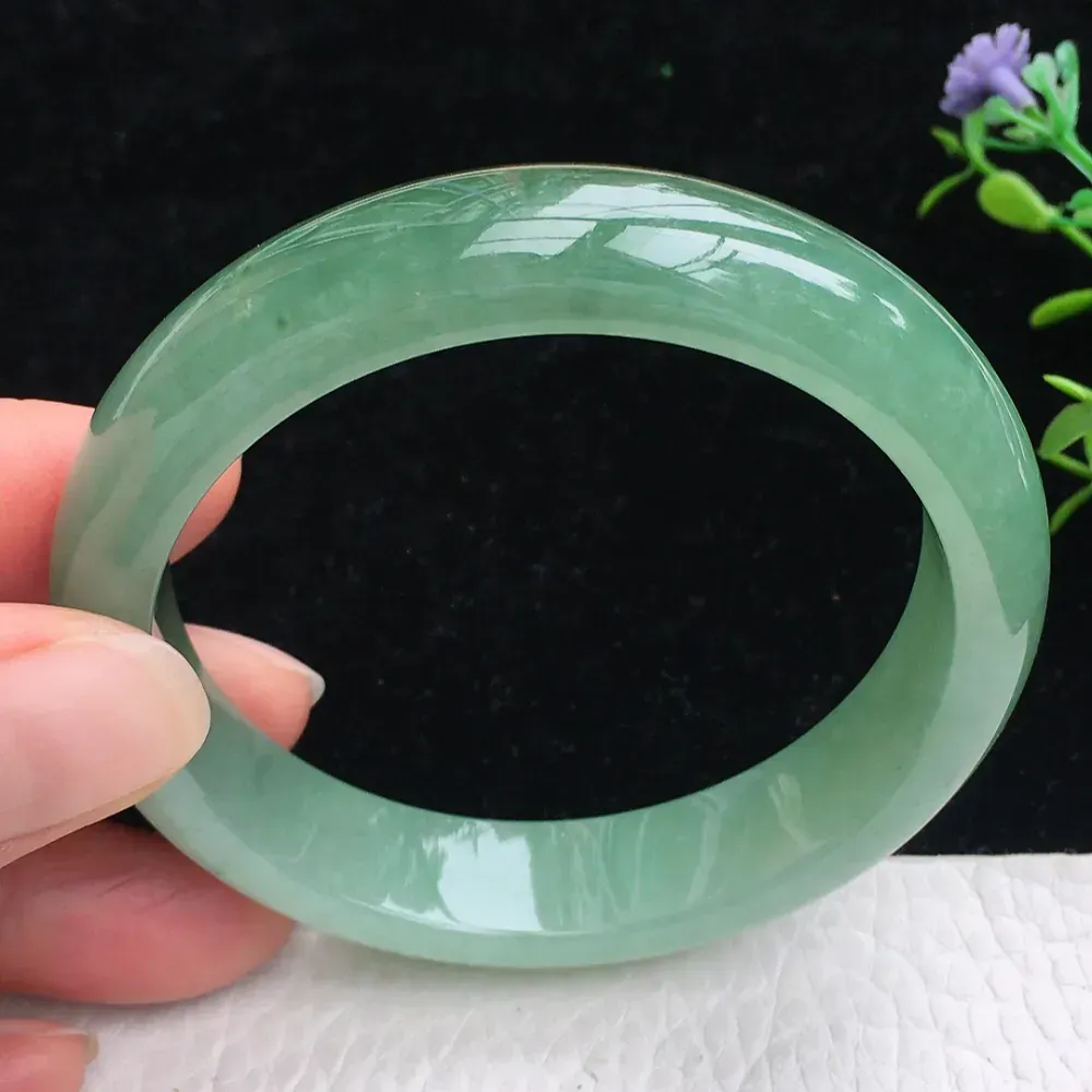 自然光拍摄，精美双彩胶感56mm宽边玉镯 翡翠福镯，种水足 玉质细腻 色泽鲜亮 端庄大气 佩戴优雅大方！zjf 尺寸:56*12.9*7.6mm