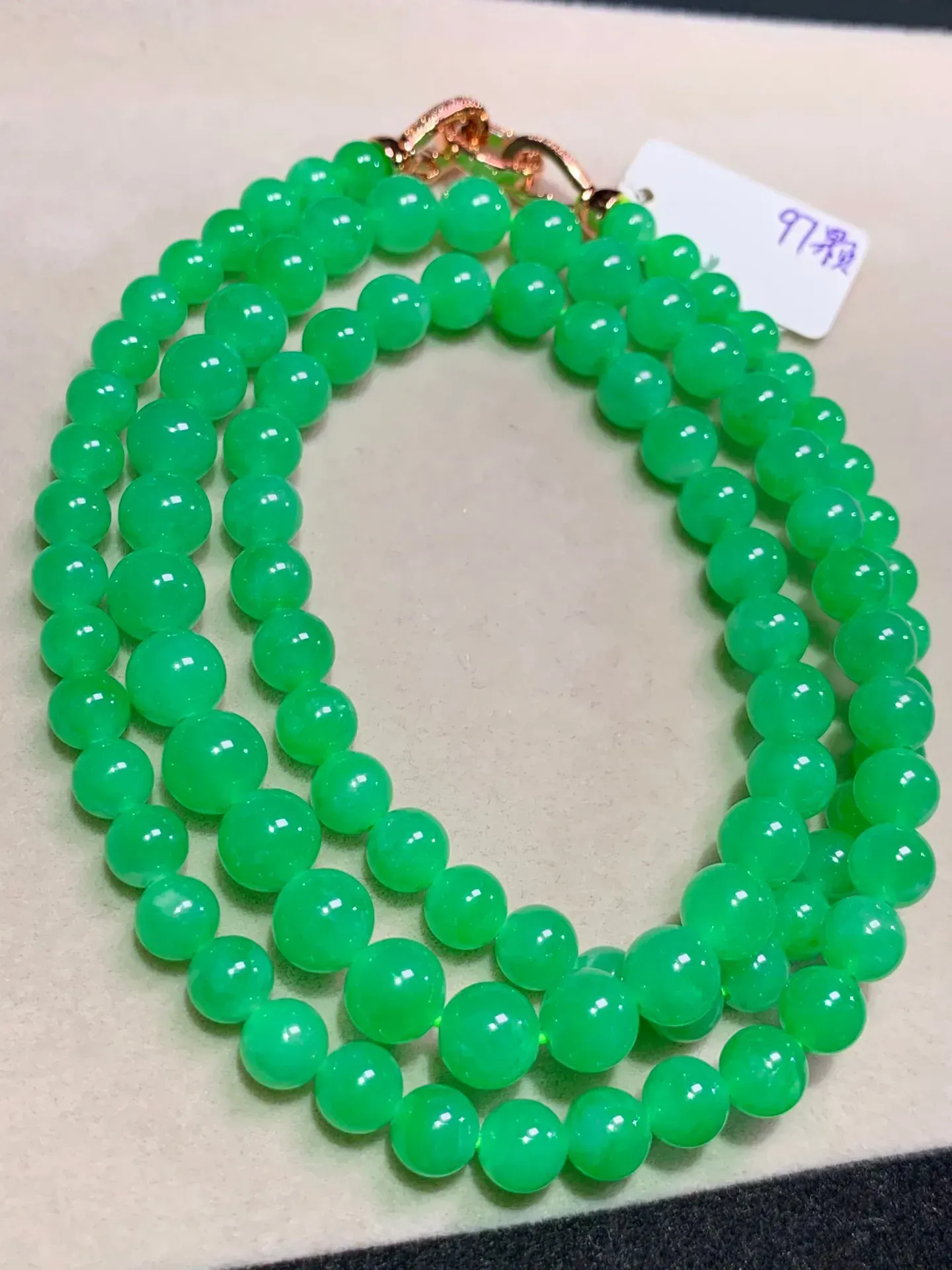 甜绿塔珠项链，直径：大8.0   小5.6   97颗， 色泽艳丽 玉质水润  底色清爽 款式时尚  精致亮丽
