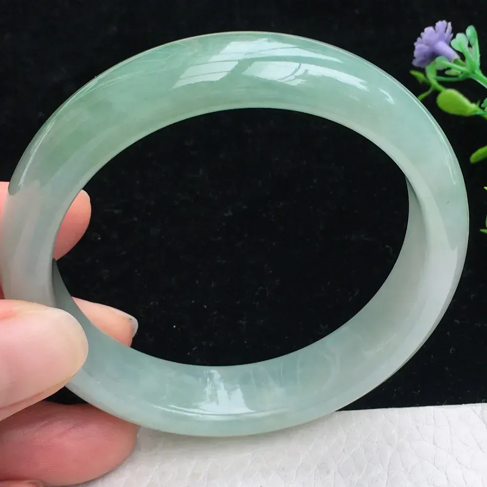 自然光拍摄，精美胶感淡雅57mm宽边玉镯 翡翠福镯，种水足 玉质细腻 色泽清新自然 端庄大气 佩戴优雅大方！zjf尺寸:57*14*7.7mm