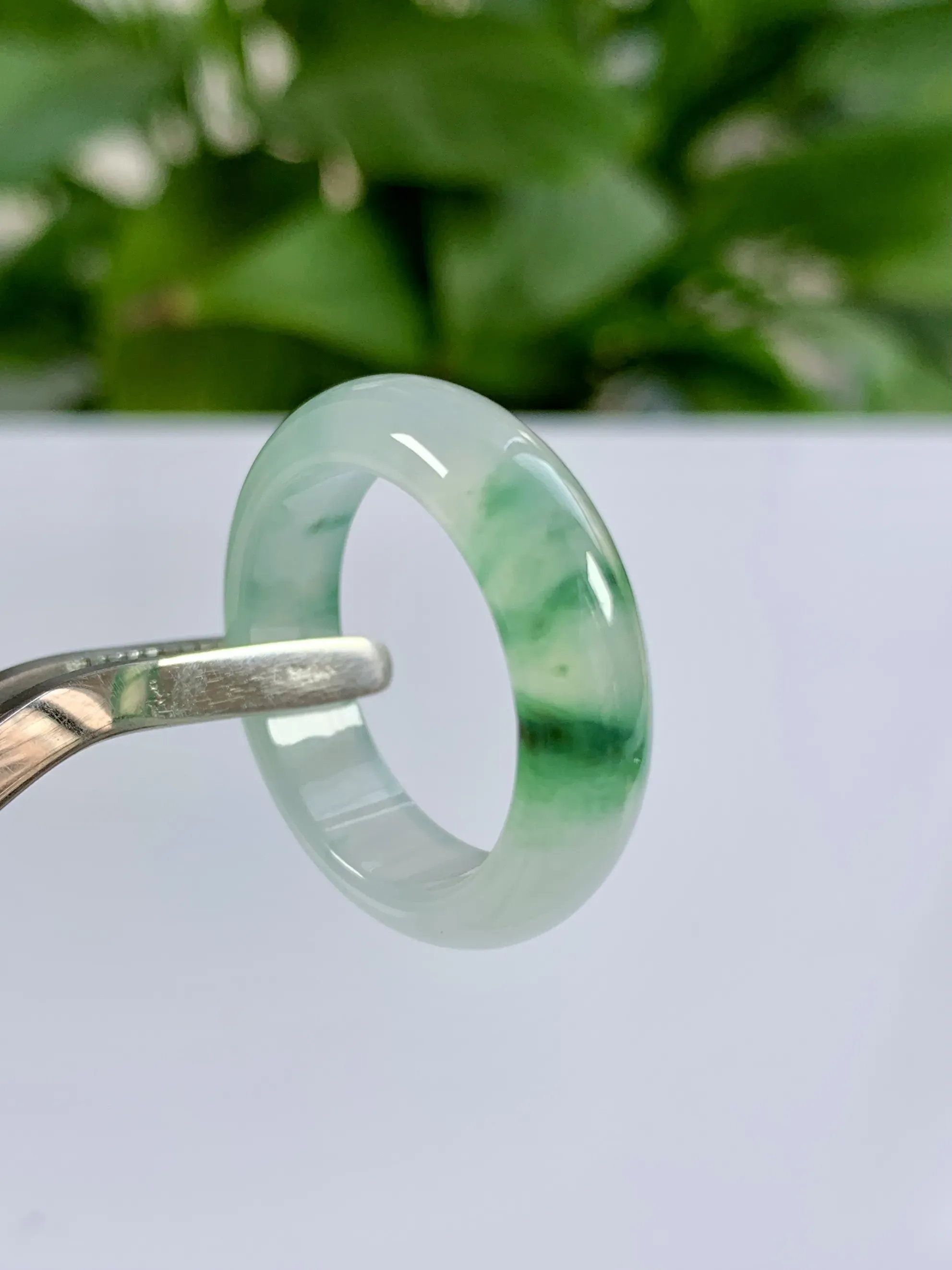 缅甸天然翡翠A货，3冰种起胶飘绿花指环戒指，尺寸：圈口内径19.1mm，宽厚6.1/3.6mm