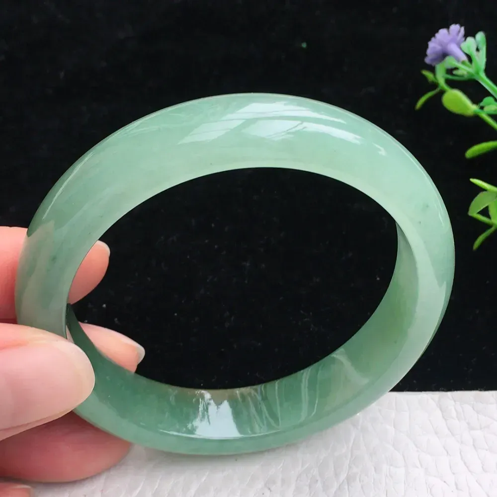 自然光拍摄，精美双彩胶感56mm宽边玉镯 翡翠福镯，种水足 玉质细腻 色泽鲜亮 端庄大气 佩戴优雅大方！zjf 尺寸:56*12.9*7.6mm