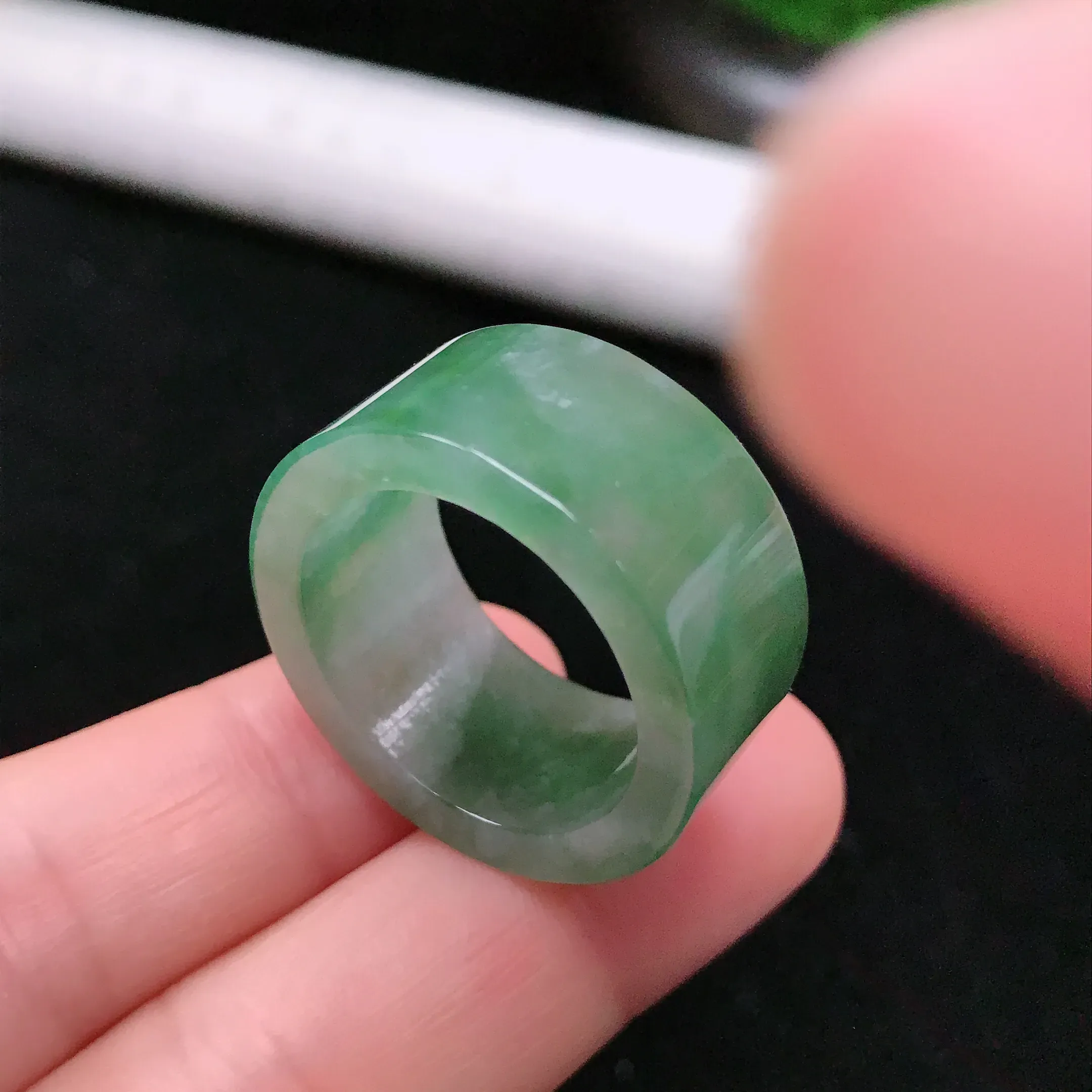 戒圈26号，天然翡翠A货飘绿宽边扳指，料子细腻，佩戴效果佳，尺寸：21.1×12.7×3.8mm