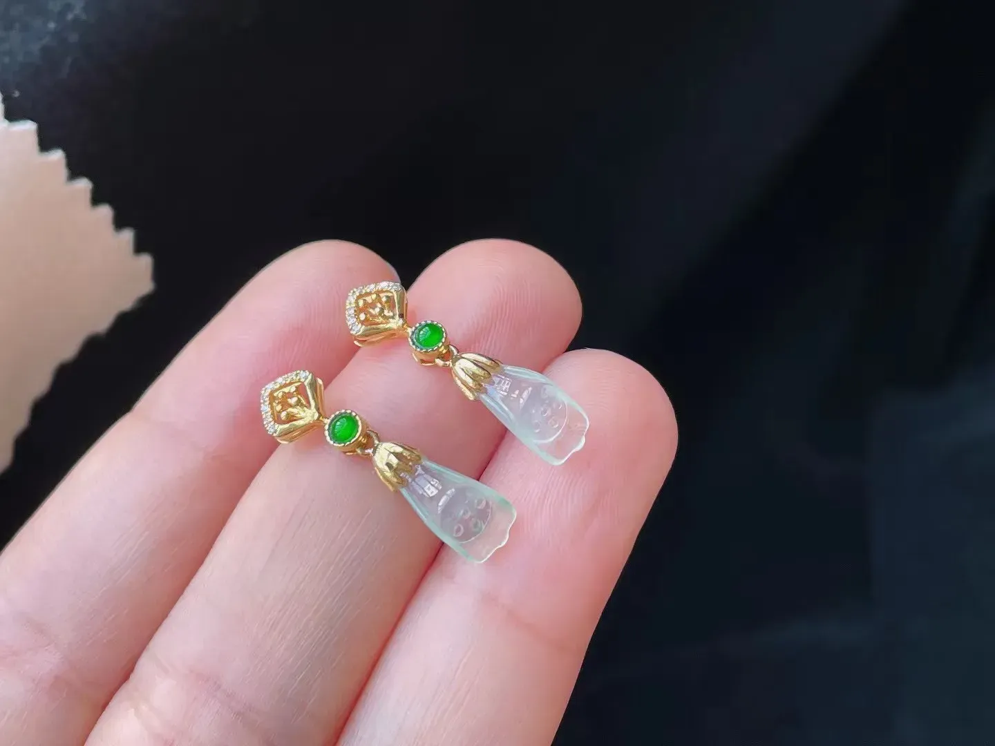 18K冰种荧光莲蓬耳坠 
种好冰透 玉质细腻 纯净清爽 款式简约时尚 精致亮丽