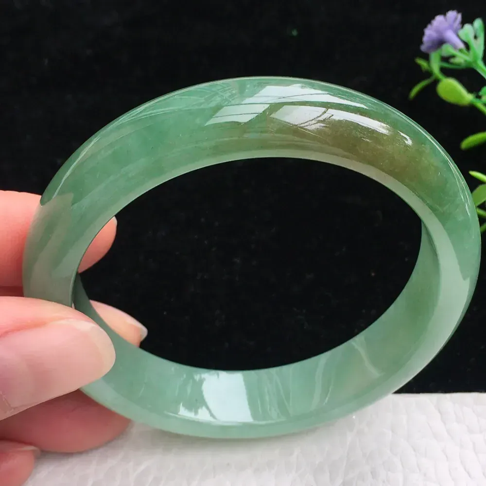 自然光拍摄，精美双彩胶感56mm宽边玉镯 翡翠福镯，种水足 玉质细腻 色泽鲜亮 端庄大气 佩戴优雅大
