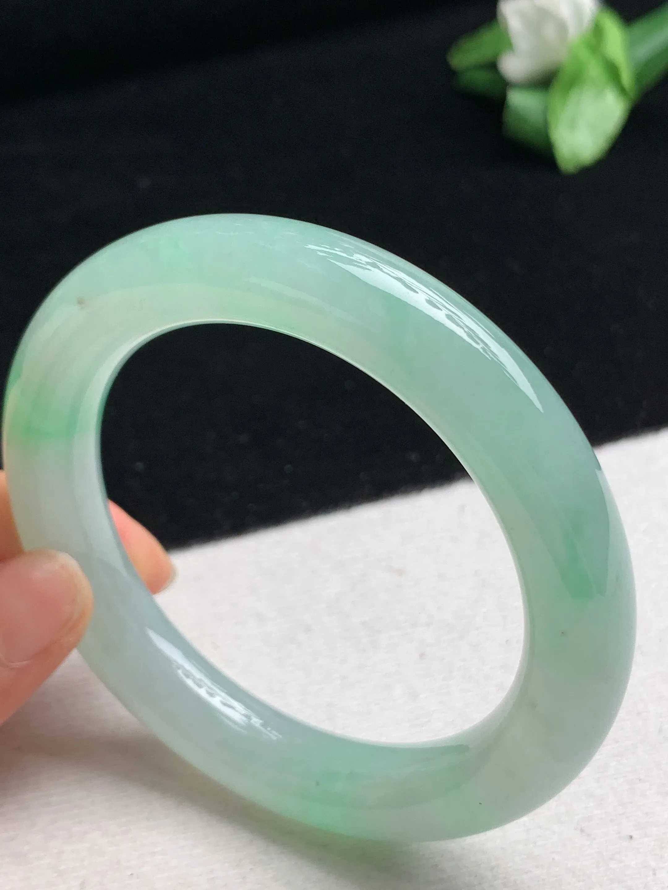 天然A货翡翠老坑冰润飘绿圆条手镯57-58圈口