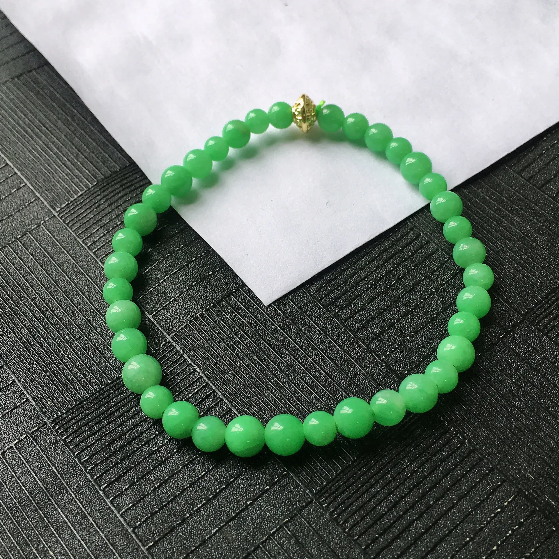 天然A货翡翠满绿圆珠手链，种水好玉质细腻温润，颜色漂亮。尺寸：取大 5.4mm 取小 4.1mm