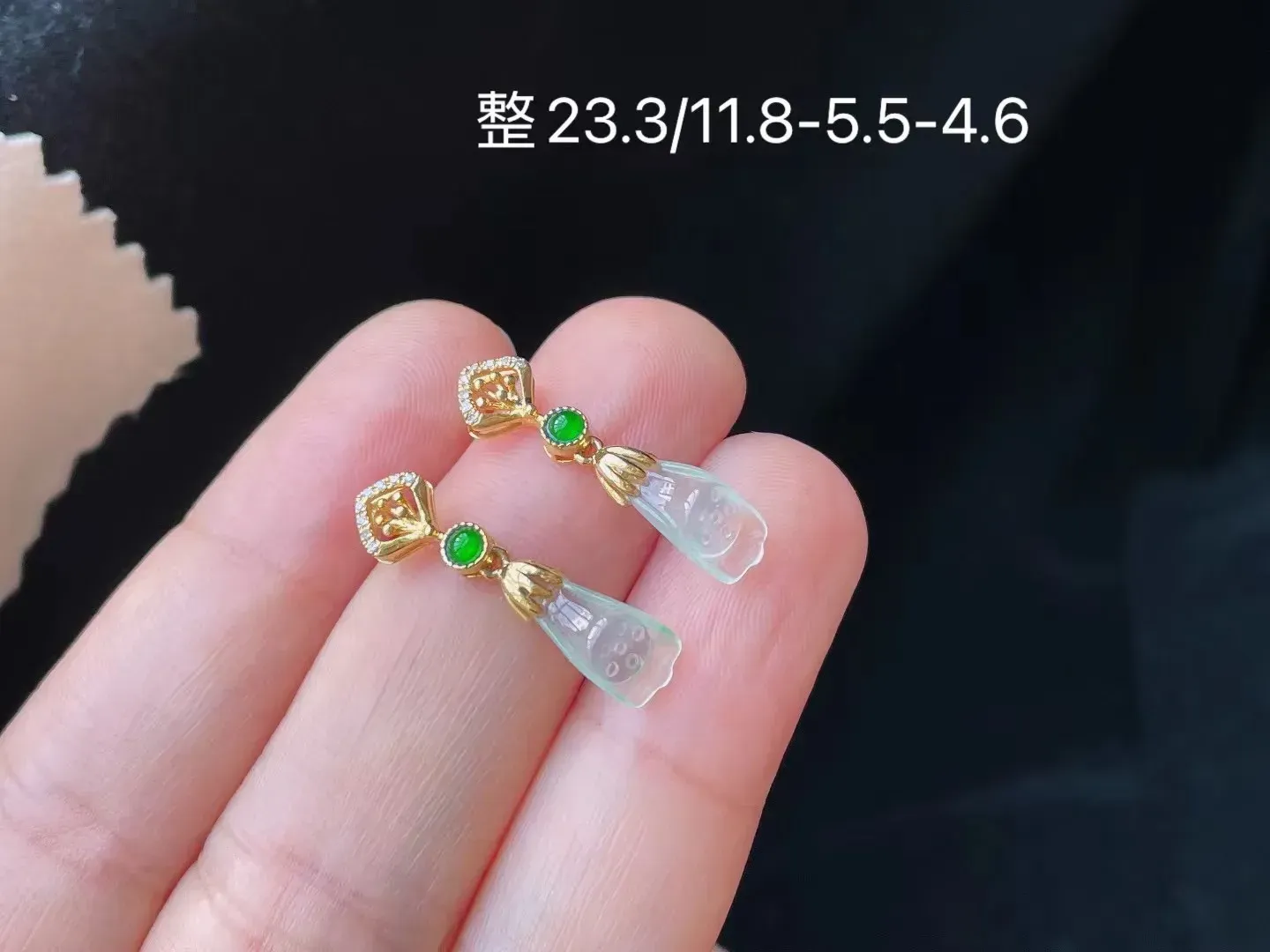 18K冰种荧光莲蓬耳坠 
种好冰透 玉质细腻 纯净清爽 款式简约时尚 精致亮丽