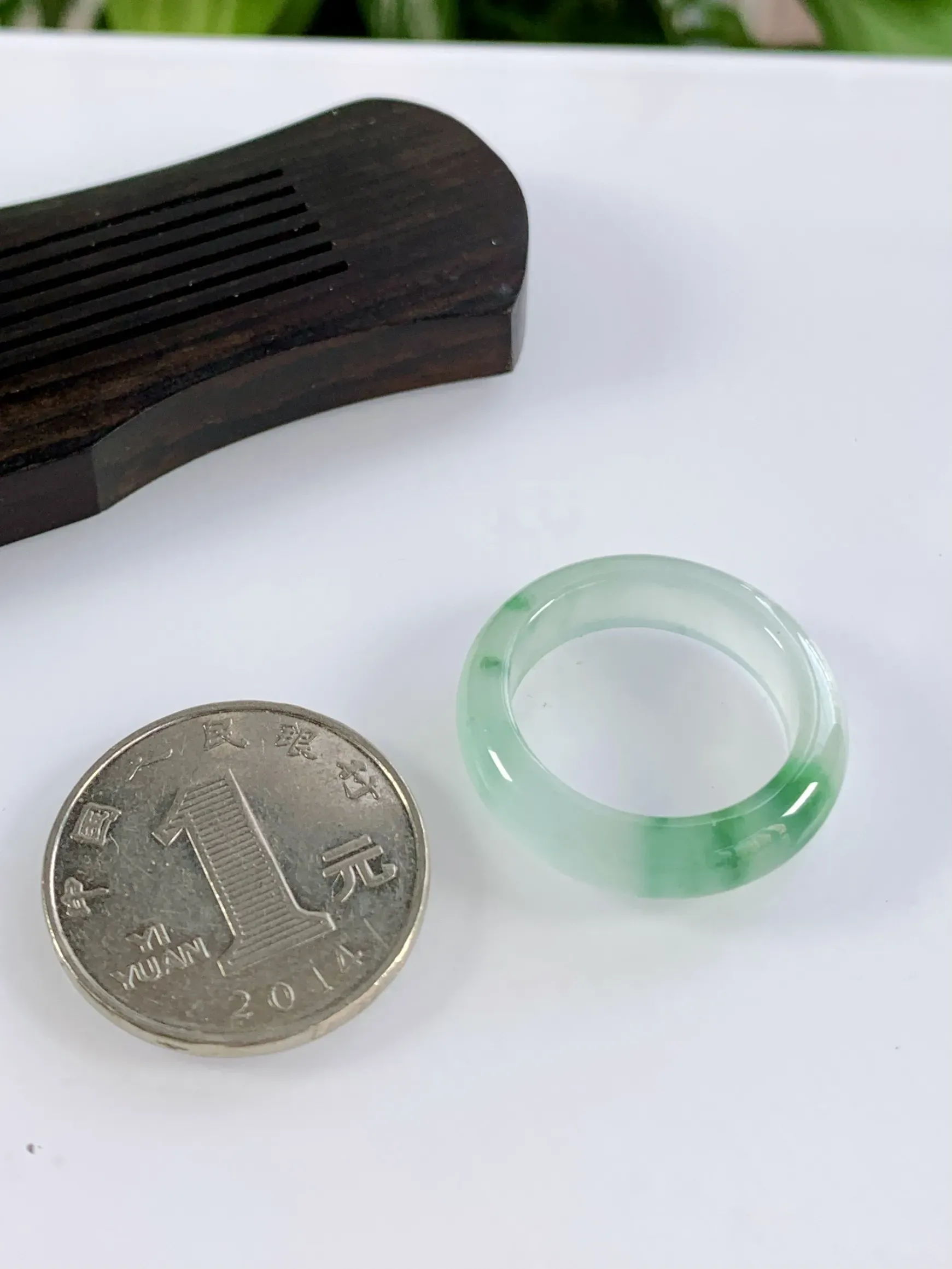 缅甸天然翡翠A货，3冰种起胶飘绿花指环戒指，尺寸：圈口内径19.1mm，宽厚6.1/3.6mm