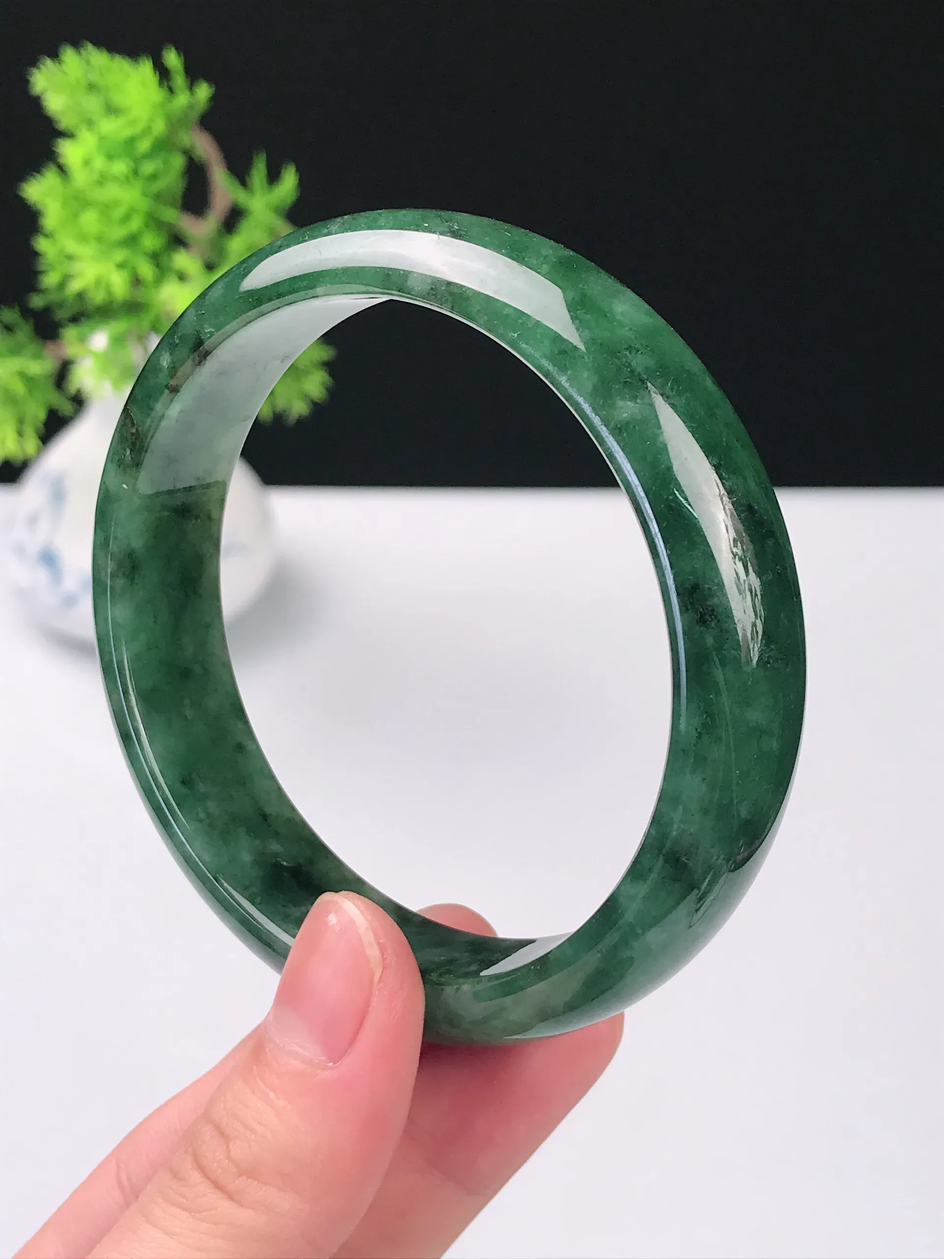 59圈口天然A货翡翠 老坑种冰润满绿宽边手镯 尺寸：59*15*8mm 重量：60.37g 种好