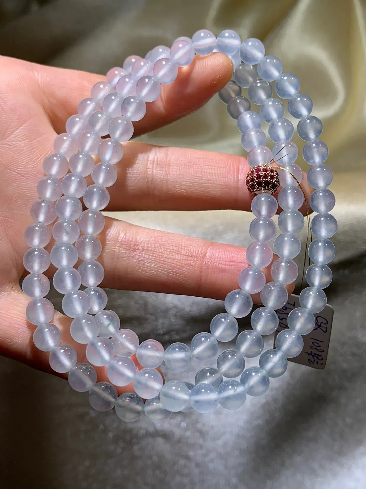 高冰种珠链108颗，直径：6.3mm  

种好冰透 玉质细腻 纯净清爽 款式简约时尚 精致亮丽