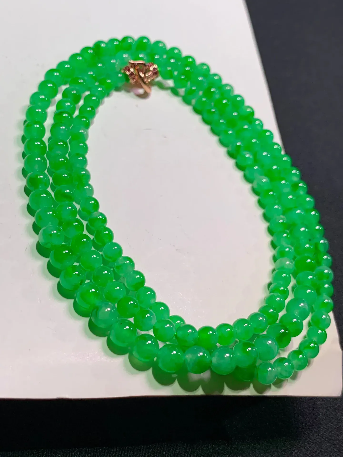 冰绿塔珠项链，直径:4.8/3.7mm   152颗   水润色阳绿 色泽艳丽 玉质水润  底色清爽
