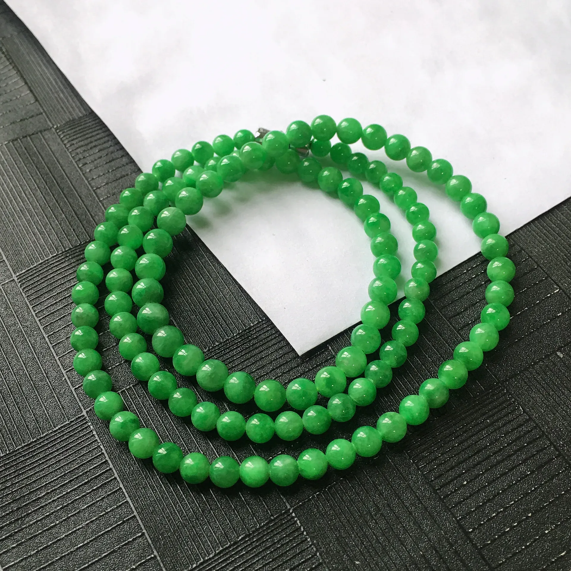 天然A货翡翠满阳绿圆珠项链，种水好玉质细腻温润，颜色漂亮。尺寸：取大 5.5mm 取小 4.3mm 
