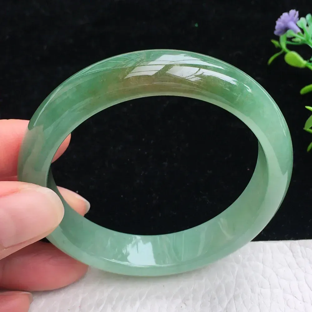 自然光拍摄，精美双彩胶感56mm宽边玉镯 翡翠福镯，种水足 玉质细腻 色泽鲜亮 端庄大气 佩戴优雅大方！zjf 尺寸:56*12.9*7.6mm
