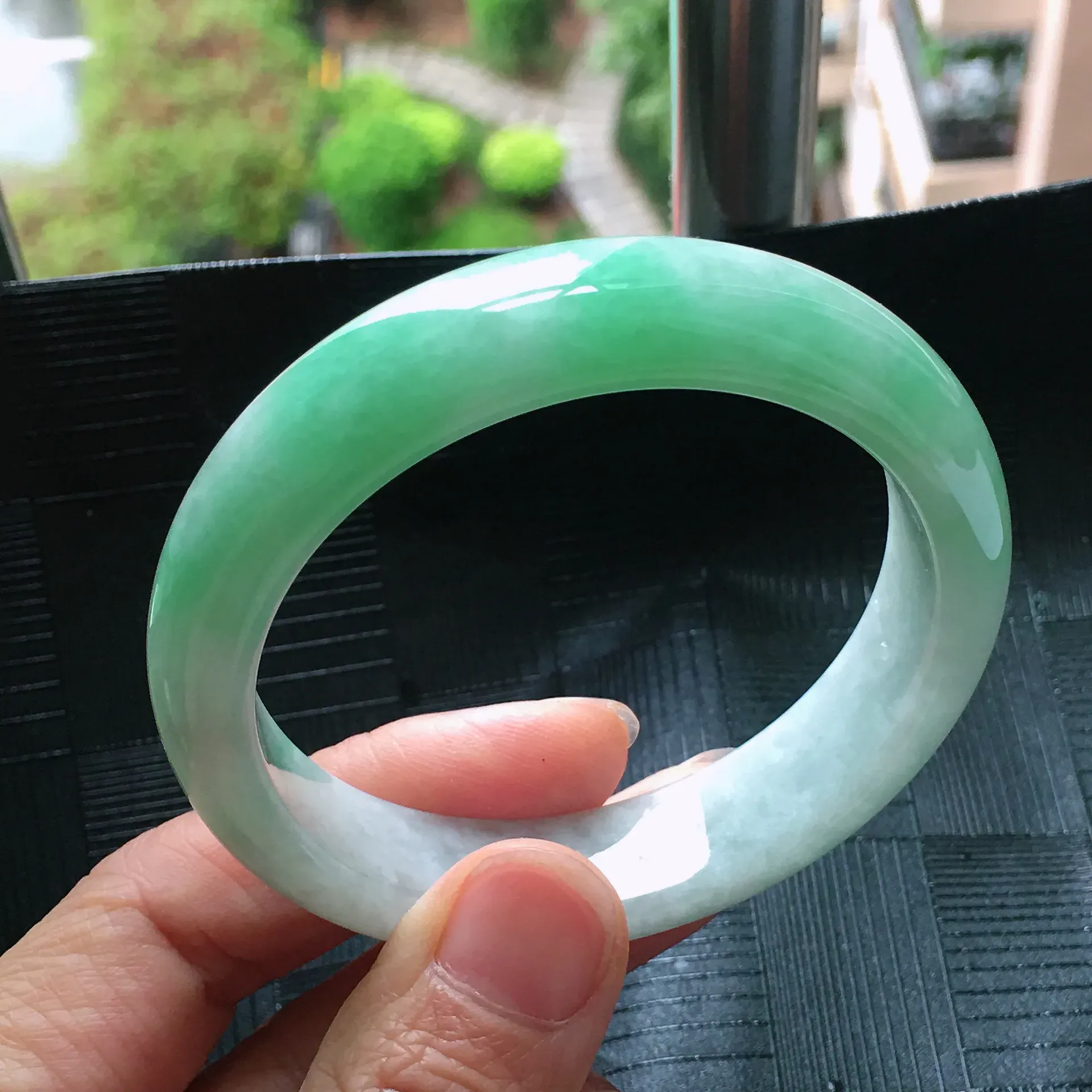 天然A货翡翠飘绿宽边正圈手镯圈口56.3mm种水好玉质细腻温润
