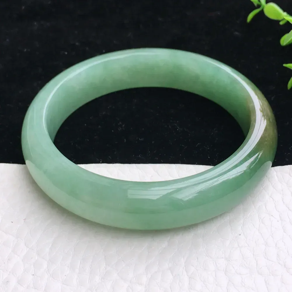 自然光拍摄，精美双彩胶感56mm宽边玉镯 翡翠福镯，种水足 玉质细腻 色泽鲜亮 端庄大气 佩戴优雅大方！zjf 尺寸:56*12.9*7.6mm