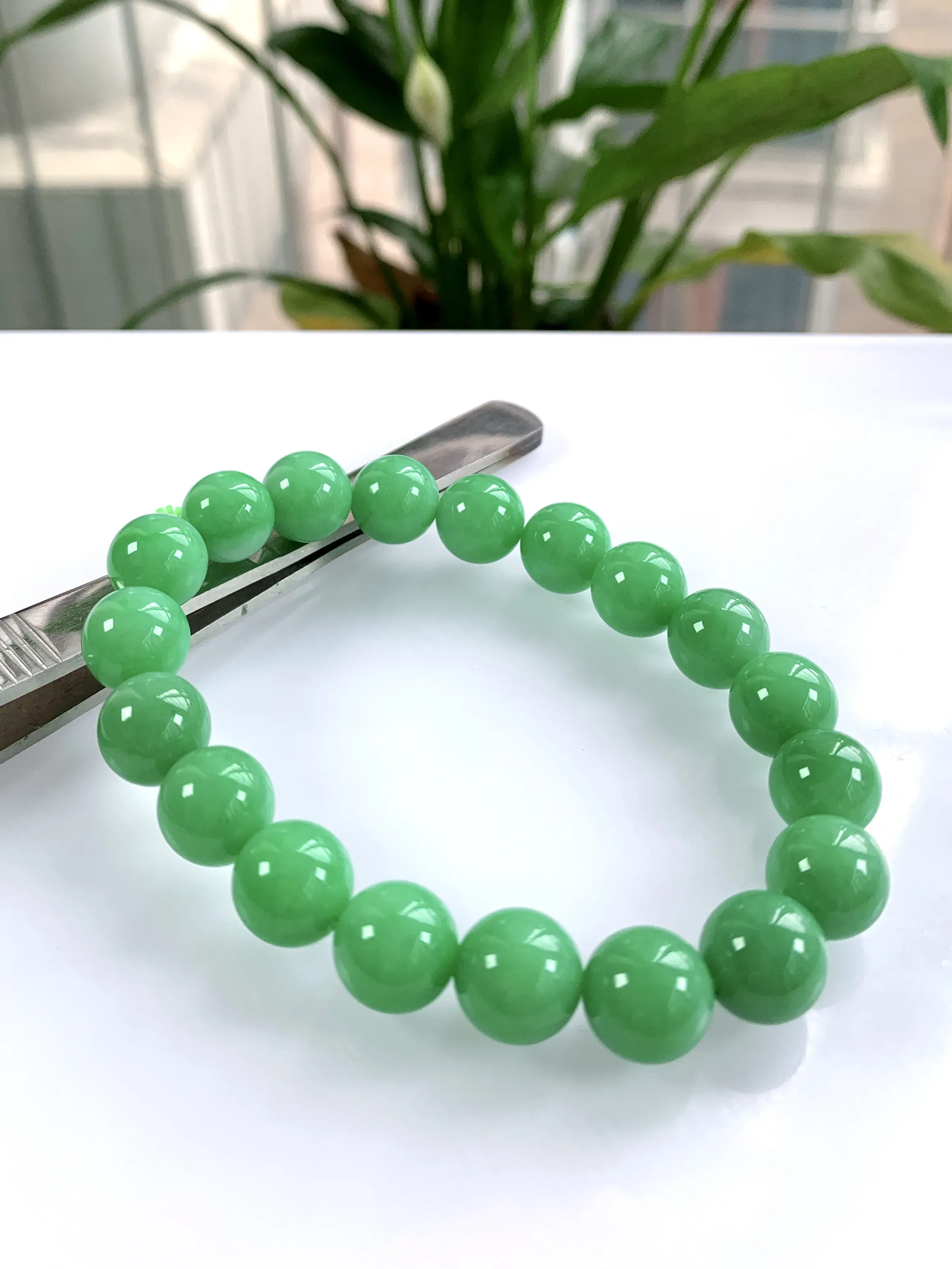 自然光实拍，缅甸天然翡翠A货，冰润满绿阳绿圆珠手串手链，尺寸：10.3mm/19颗，重量：36.11g