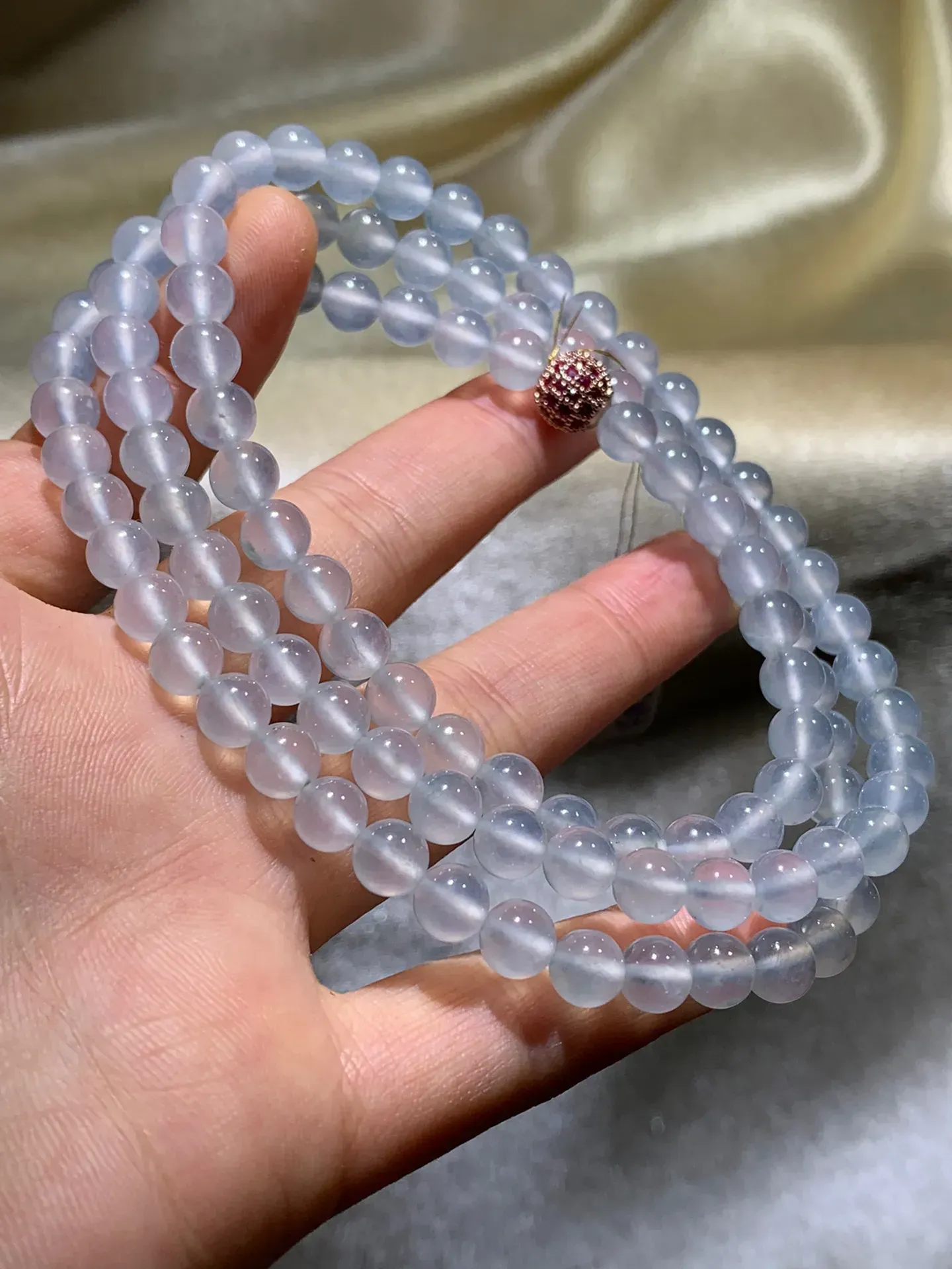 高冰种珠链108颗，直径：6.3mm  

种好冰透 玉质细腻 纯净清爽 款式简约时尚 精致亮丽