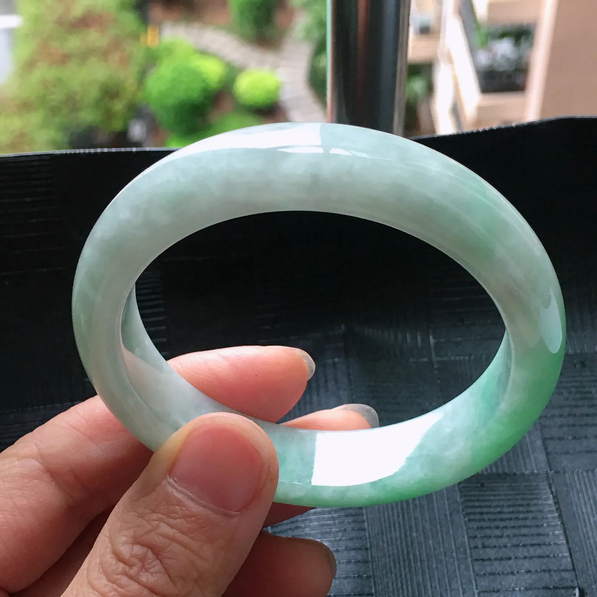 天然A货翡翠飘绿宽边正圈手镯圈口56.3mm种水好玉质细腻温润