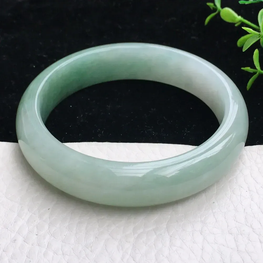 自然光拍摄，精美胶感淡雅57mm宽边玉镯 翡翠福镯，种水足 玉质细腻 色泽清新自然 端庄大气 佩戴优雅大方！zjf尺寸:57*14*7.7mm