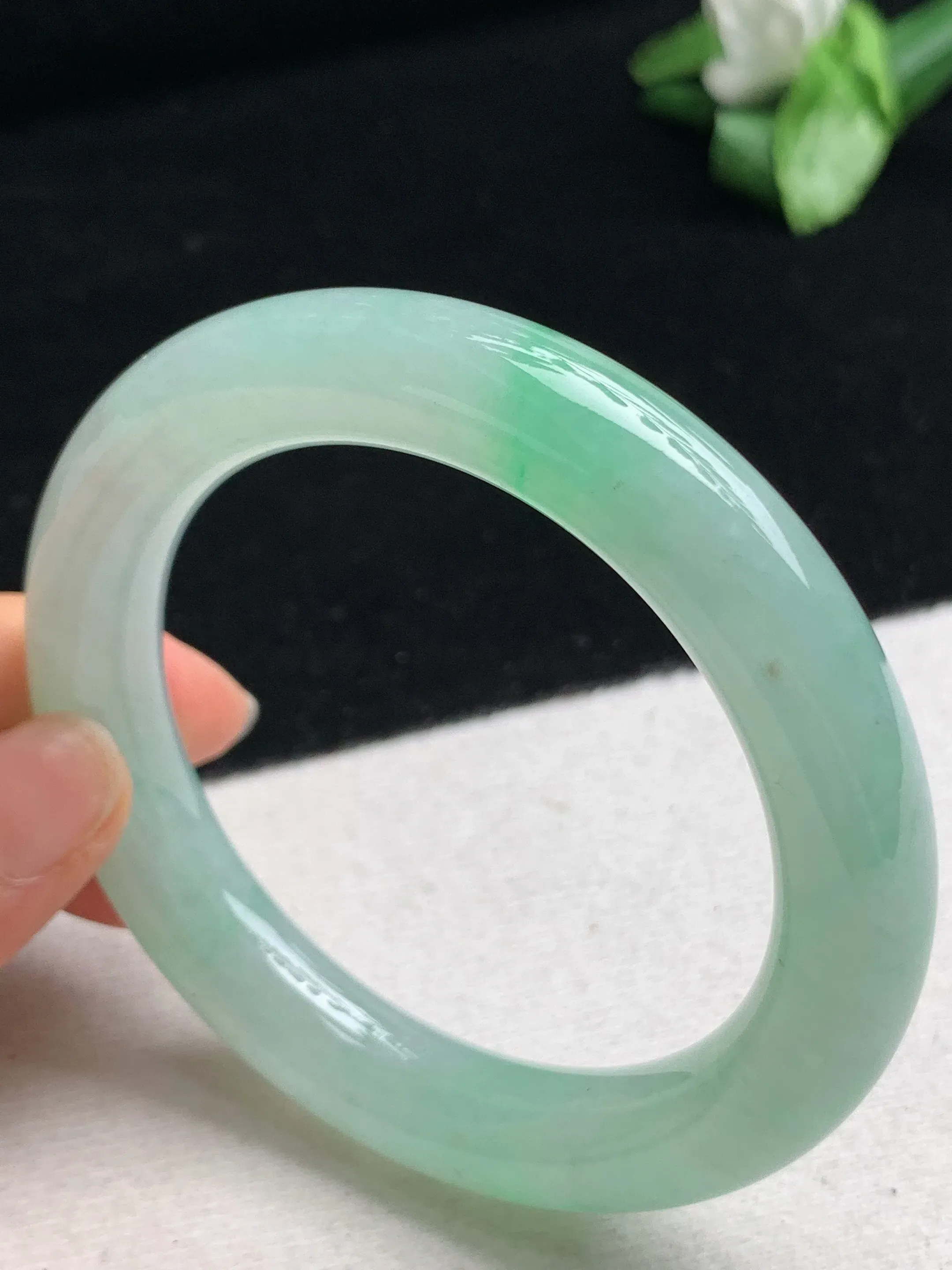 天然A货翡翠老坑冰润飘绿圆条手镯57-58圈口