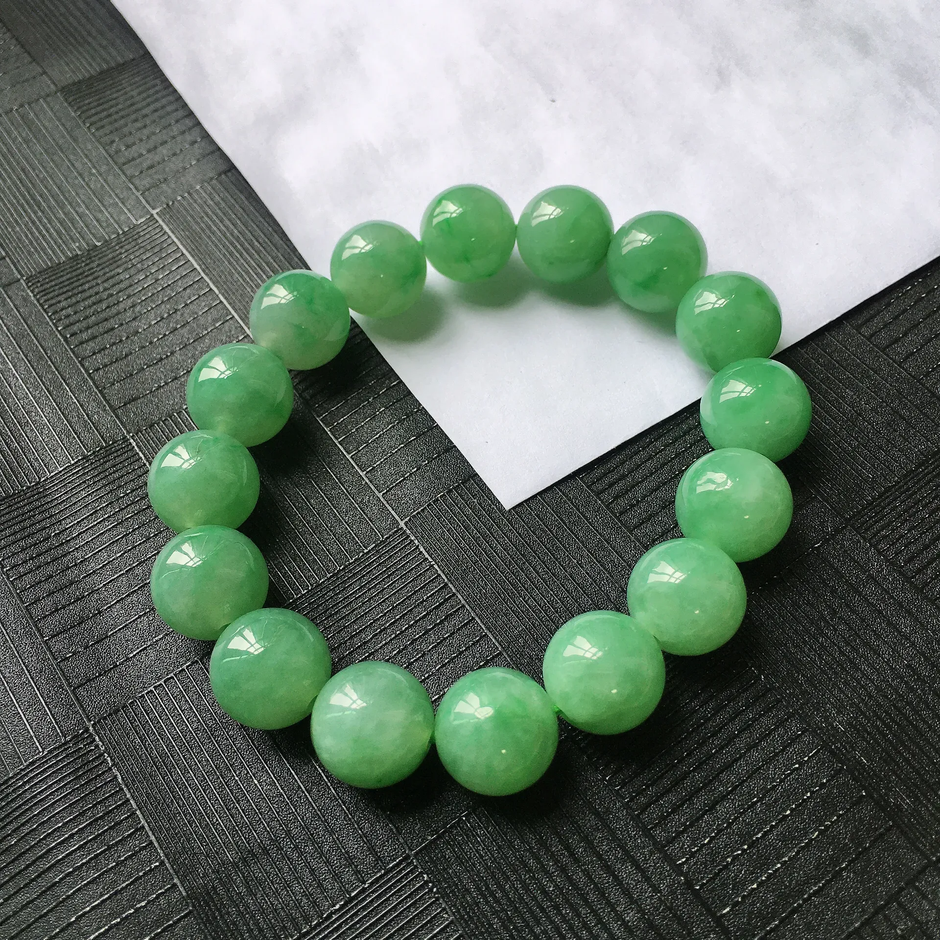 天然A货翡翠满绿圆珠手链，种水好玉质细腻温润，颜色漂亮。