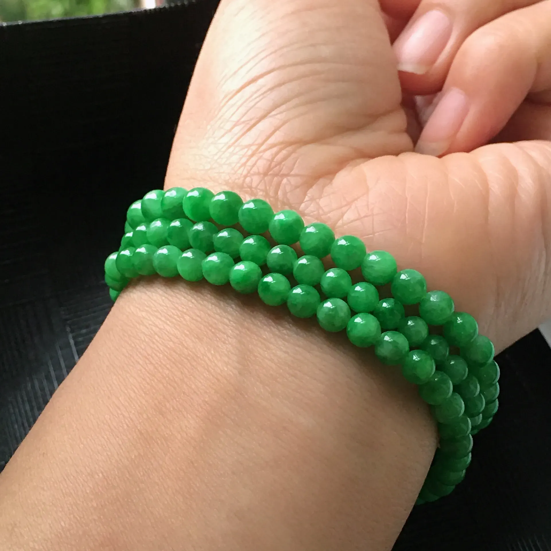 天然A货翡翠满阳绿圆珠项链，种水好玉质细腻温润，颜色漂亮。尺寸：取大 5.5mm 取小 4.3mm 项链周长：55cm