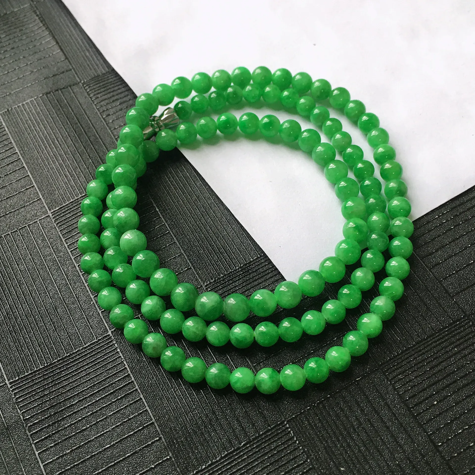 天然A货翡翠满阳绿圆珠项链，种水好玉质细腻温润，颜色漂亮。尺寸：取大 5.5mm 取小 4.3mm 项链周长：55cm