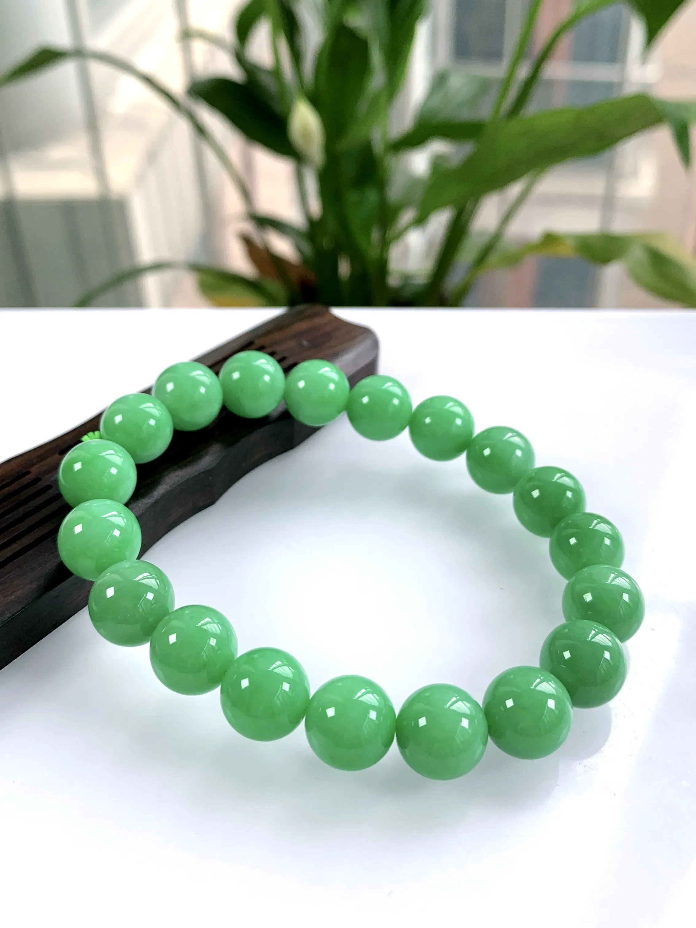 自然光实拍，缅甸天然翡翠A货，冰润满绿阳绿圆珠手串手链，尺寸：10.3mm/19颗，重量：36.11