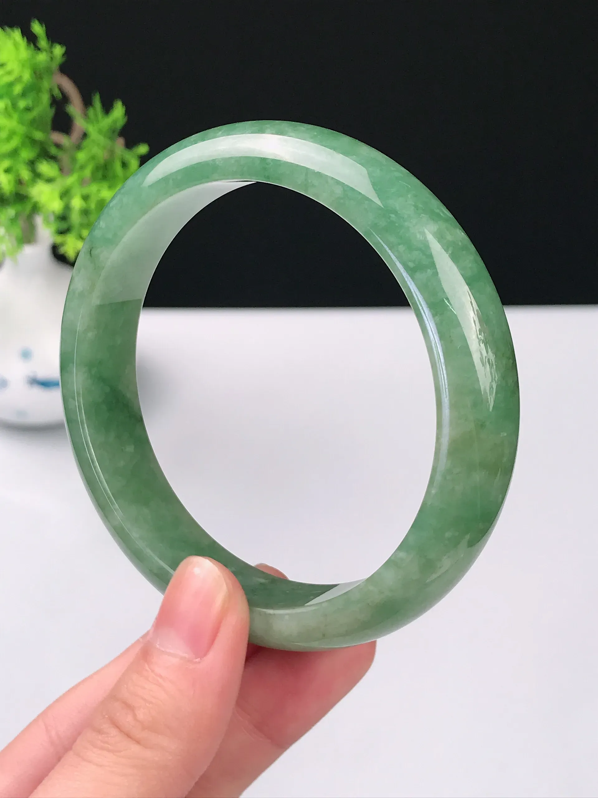 58圈口天然A货翡翠 老坑种冰润满绿宽边手镯 尺寸：58.3*13.5*7.6mm 重量：60.16g 种好水足 雕工精致 佩戴效果佳
