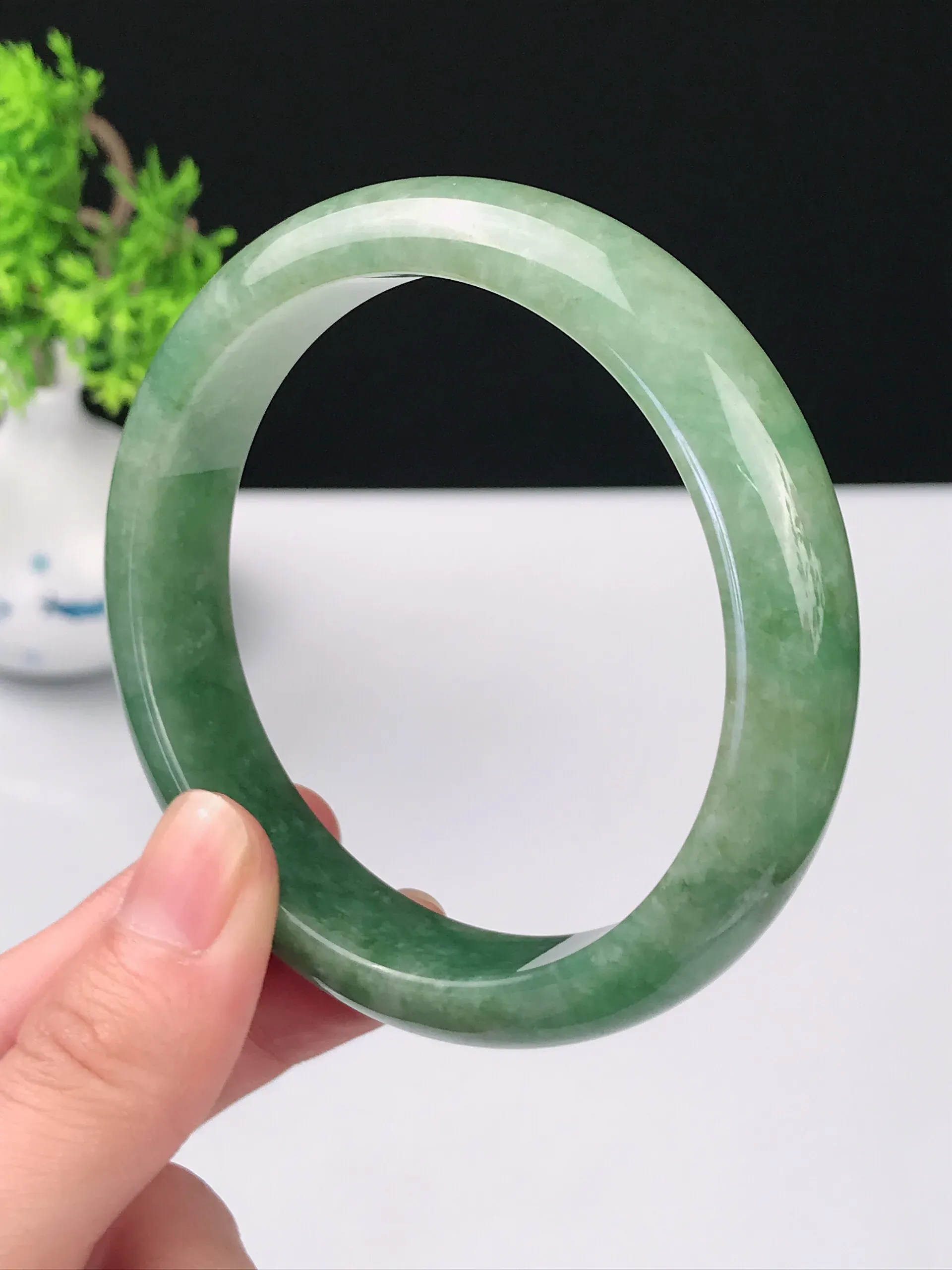 58圈口天然A货翡翠 老坑种冰润满绿宽边手镯 尺寸：58.3*13.5*7.6mm 重量：60.16g 种好水足 雕工精致 佩戴效果佳