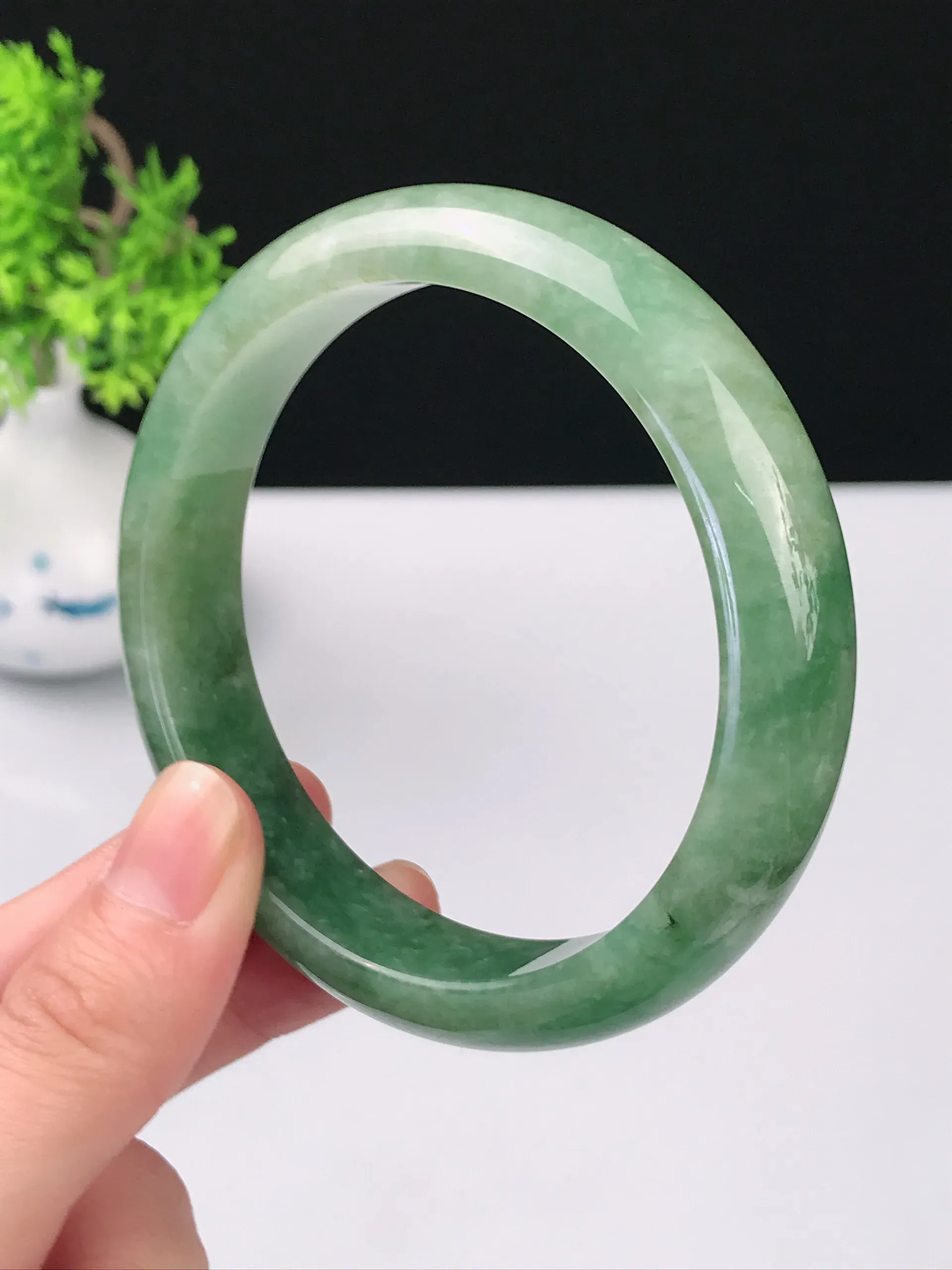 58圈口天然A货翡翠 老坑种冰润满绿宽边手镯 尺寸：58.3*13.5*7.6mm 重量：60.16g 种好水足 雕工精致 佩戴效果佳