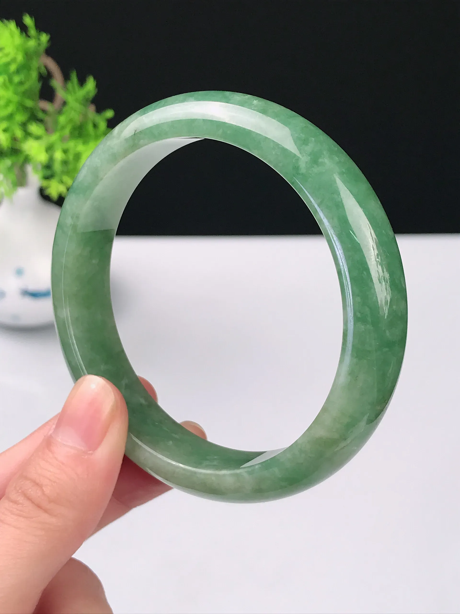 58圈口天然A货翡翠 老坑种冰润满绿宽边手镯 尺寸：58.3*13.5*7.6mm 重量：60.16g 种好水足 雕工精致 佩戴效果佳