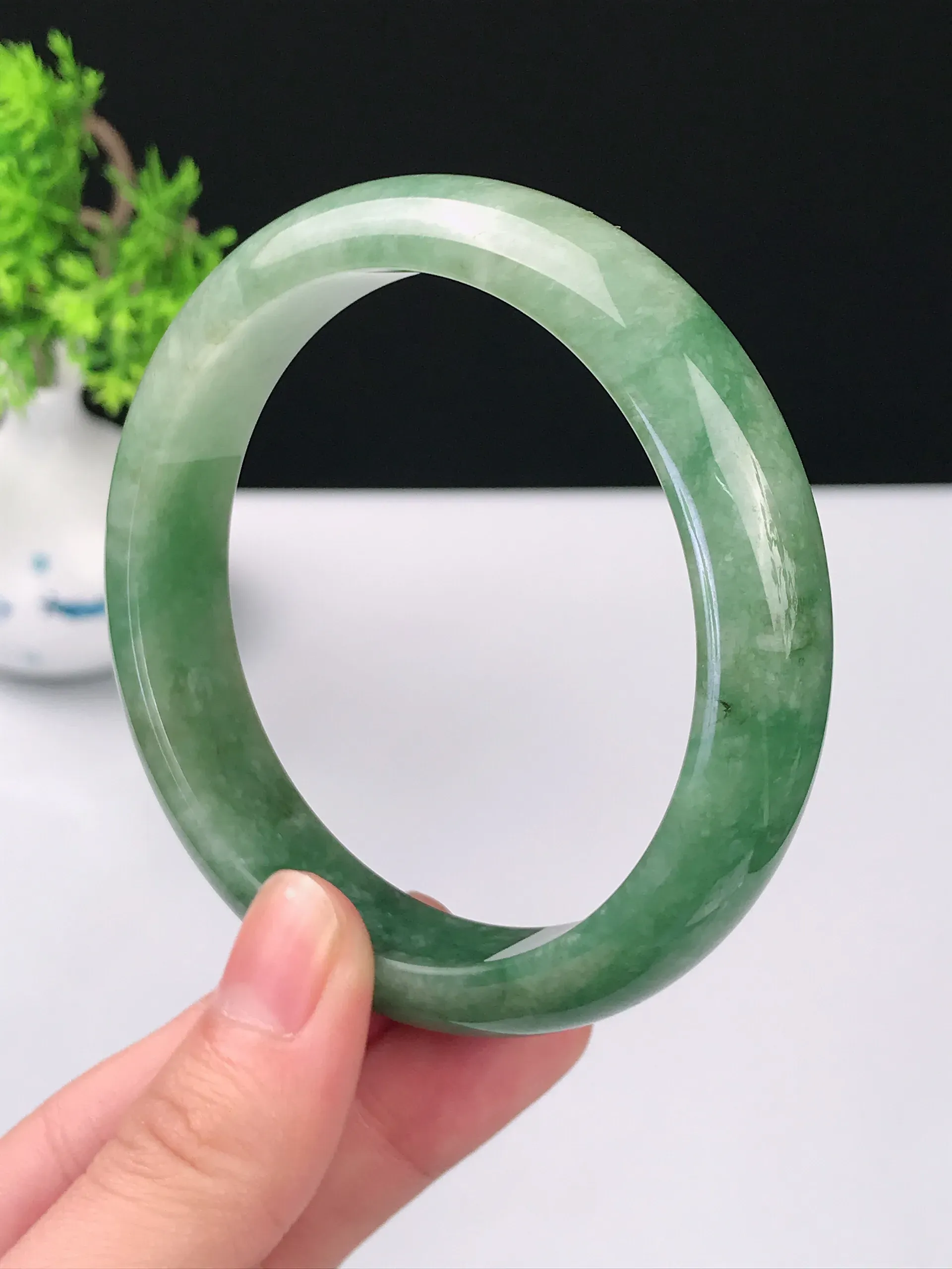 58圈口天然A货翡翠 老坑种冰润满绿宽边手镯 尺寸：58.3*13.5*7.6mm 重量：60.16g 种好水足 雕工精致 佩戴效果佳