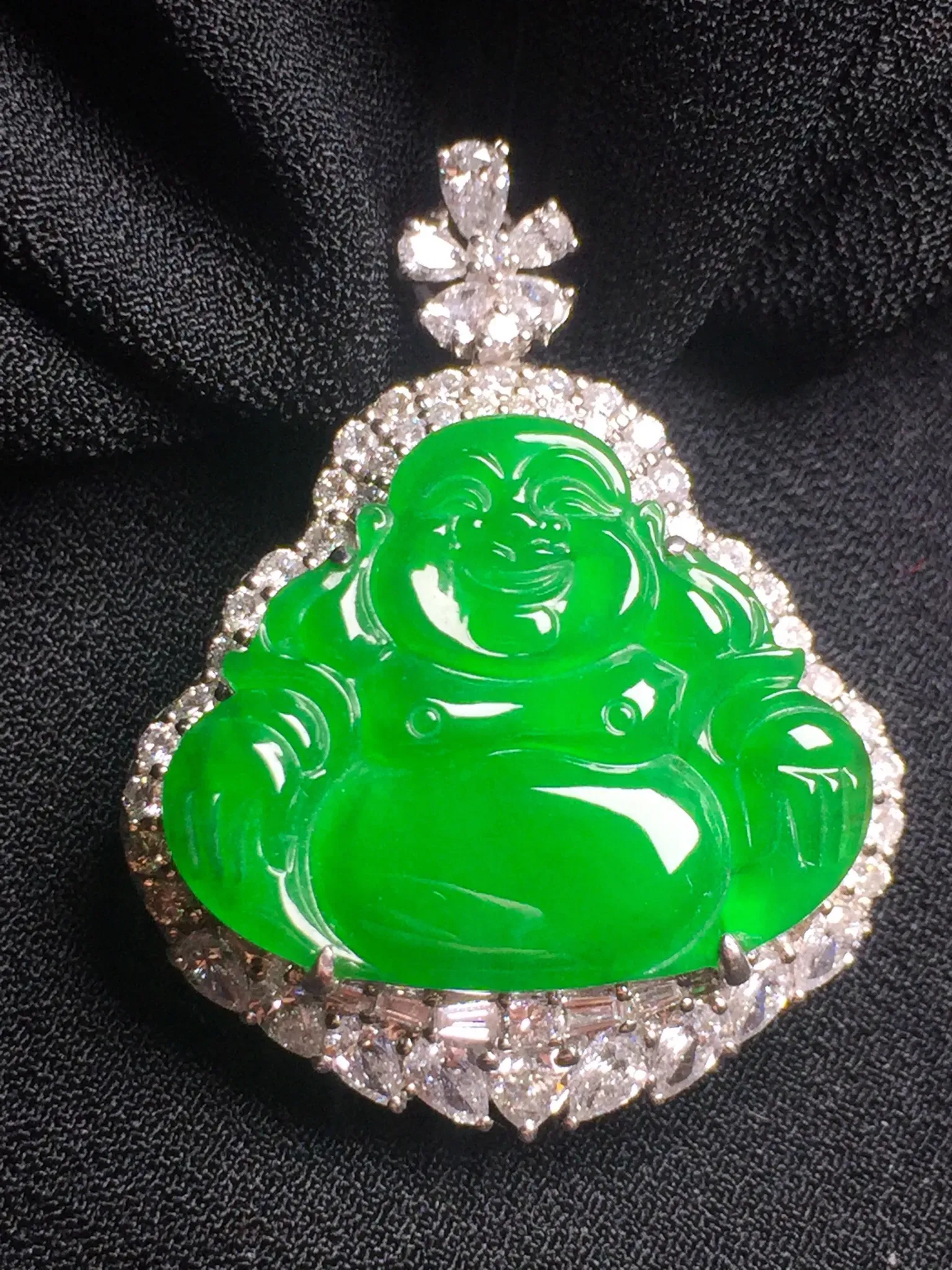 冰阳绿佛公吊坠，种水莹润通透，色泽明媚，
起荧光，品相很饱满，上身精致十足。18k
金豪华镶嵌