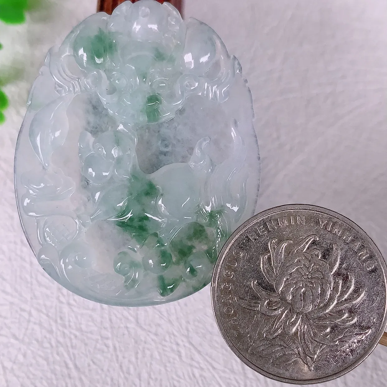 自然光实拍，冰飘花生肖招财猪吊坠，翠色灵动，玉质细腻，颜色漂亮，品相佳，佩戴佳品！#49.29