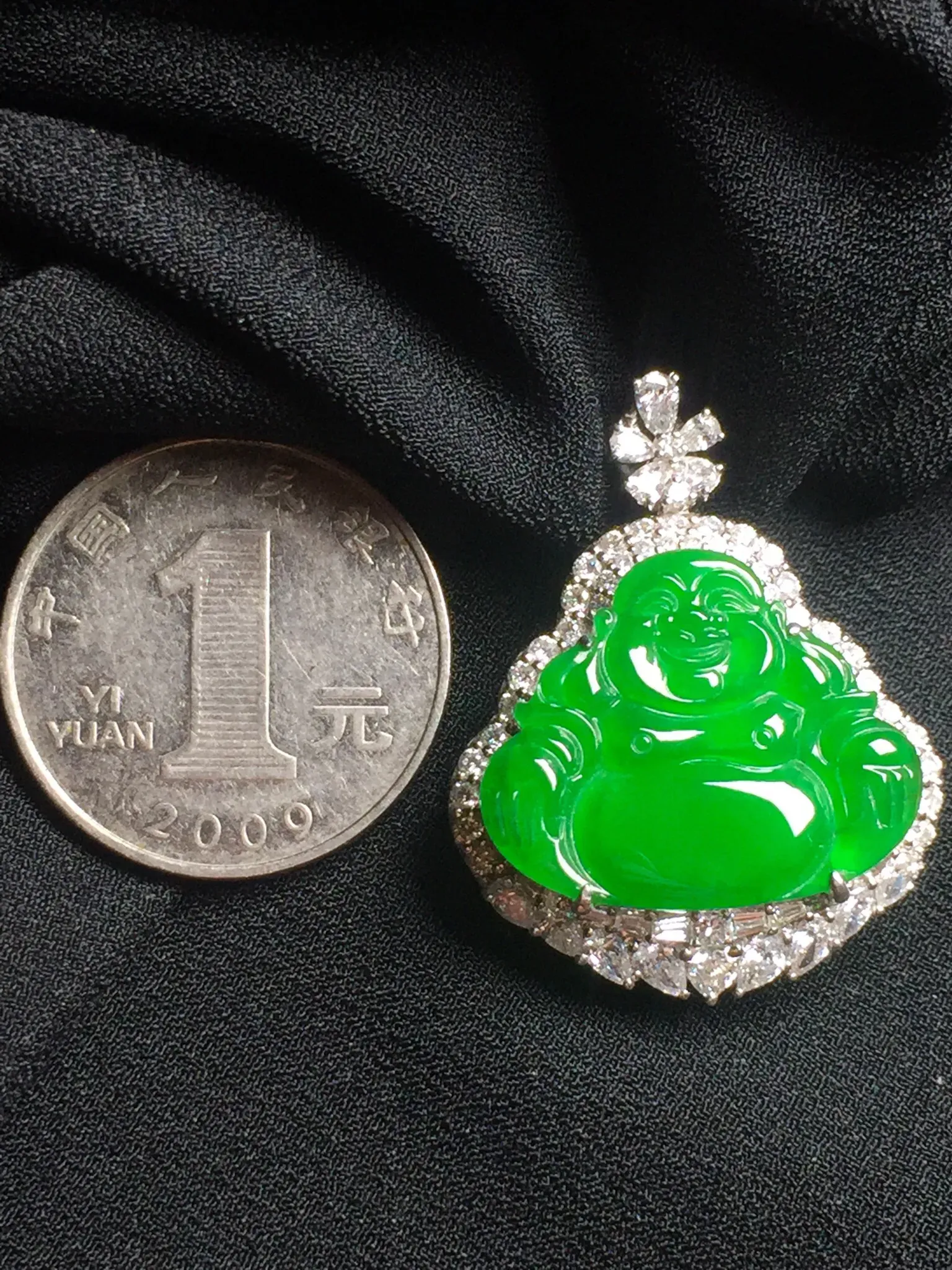冰阳绿佛公吊坠，种水莹润通透，色泽明媚，
起荧光，品相很饱满，上身精致十足。18k
金豪华镶嵌